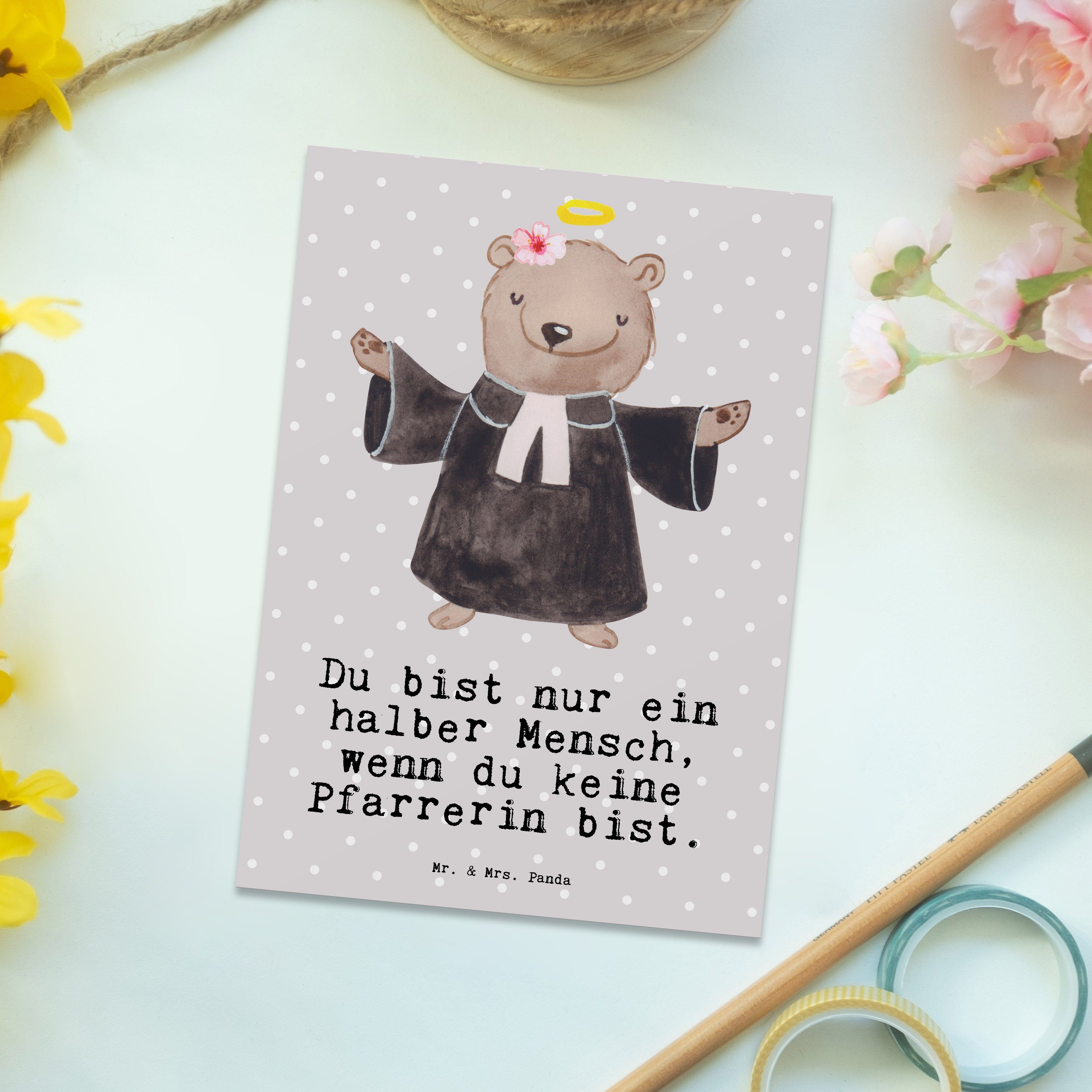 Mr. & Mrs. Panda Postkarte Pfarrerin mit Herz - Grau Pastell - Geschenk, Karte, Rente, Geburtsta