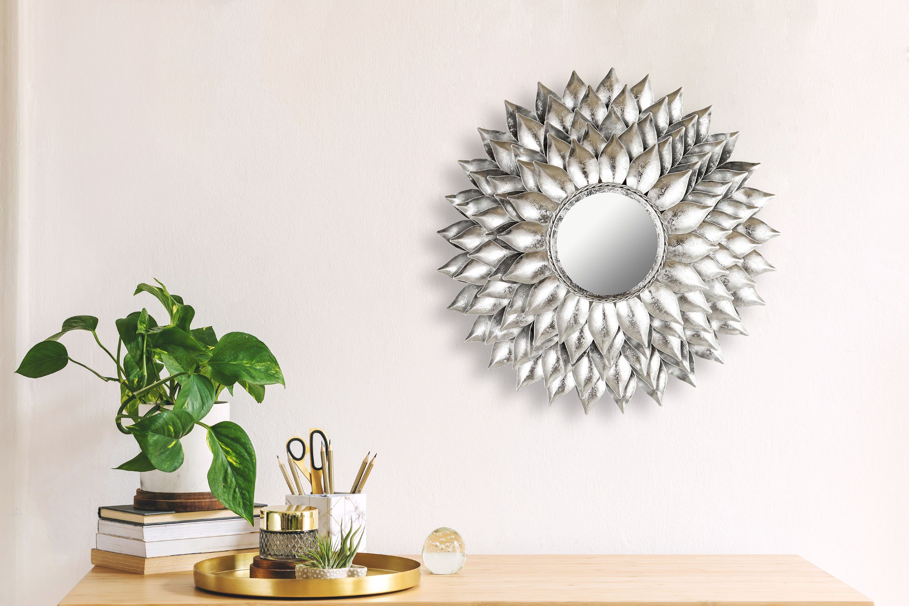 Leonique Dekospiegel Sarai, Wandspiegel, Sonne, silberfarben Metall aus Rahmen cm, Ø 73,5 Blattgold-Finish, mit