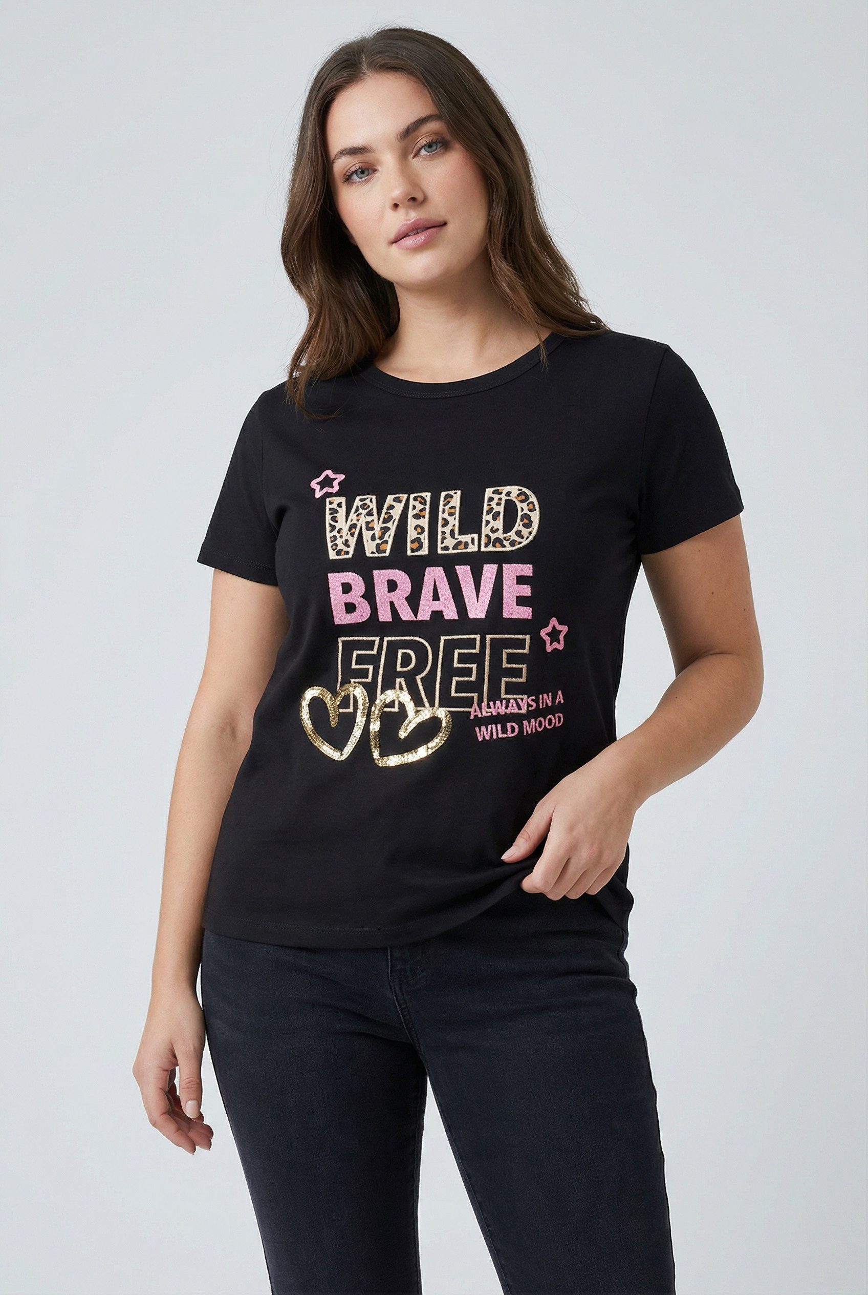 Zwillingsherz T-Shirt "Wild Brave Free" Leo-Muster, Pailletten, Kurzarm, Rundhalsausschnitt, Schriftzüge