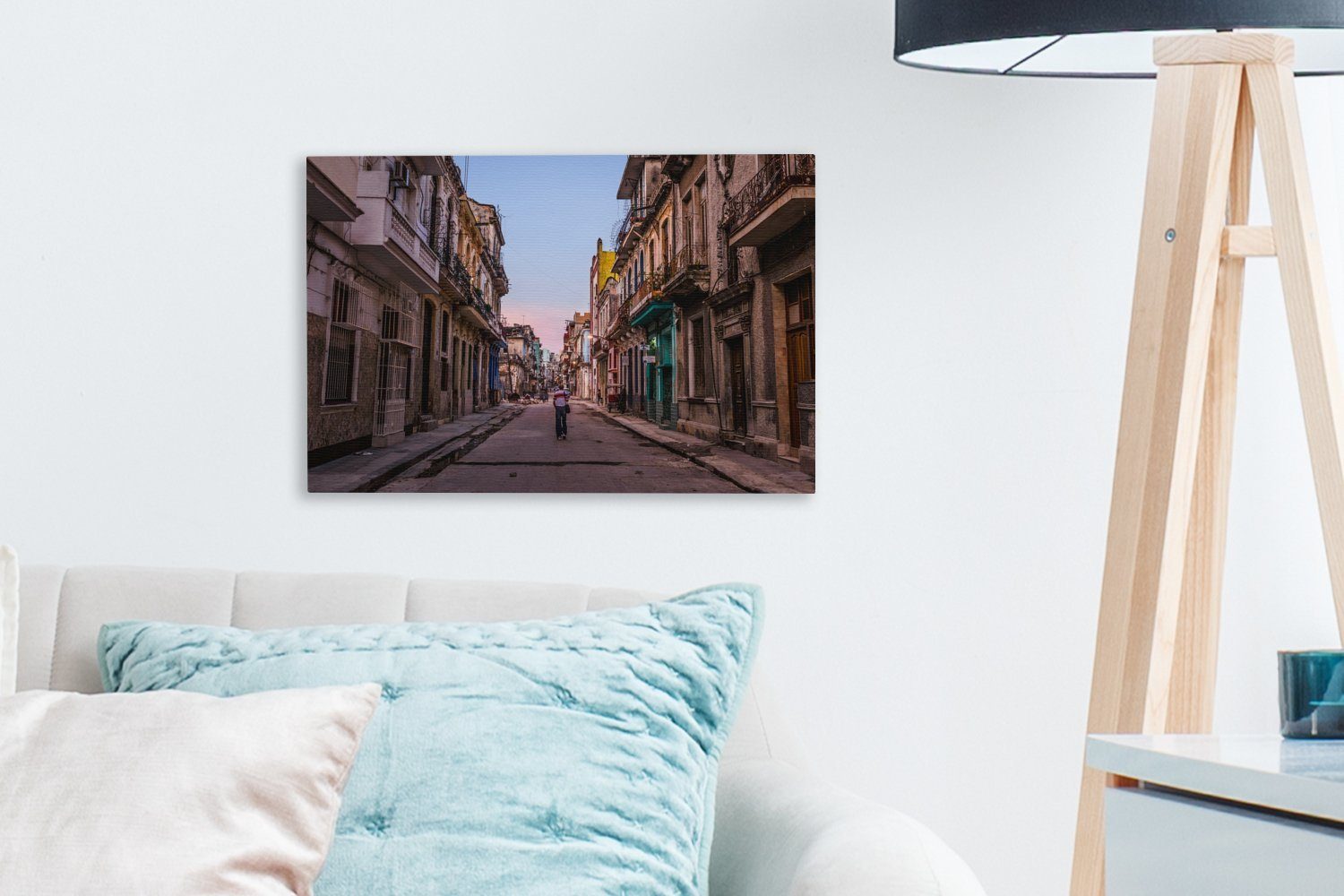 OneMillionCanvasses® Straße Aufhängefertig, St), cm (1 Leinwandbild Verfallene Leinwandbilder, Kuba, Wanddeko, Wandbild im von Zentrum 30x20 Havanna,