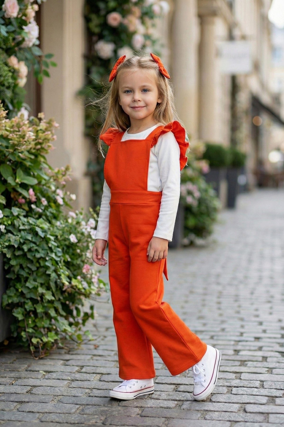 Parla Kids Overall Jumpsuit in orange mit Volantschultern und Haarspangen
