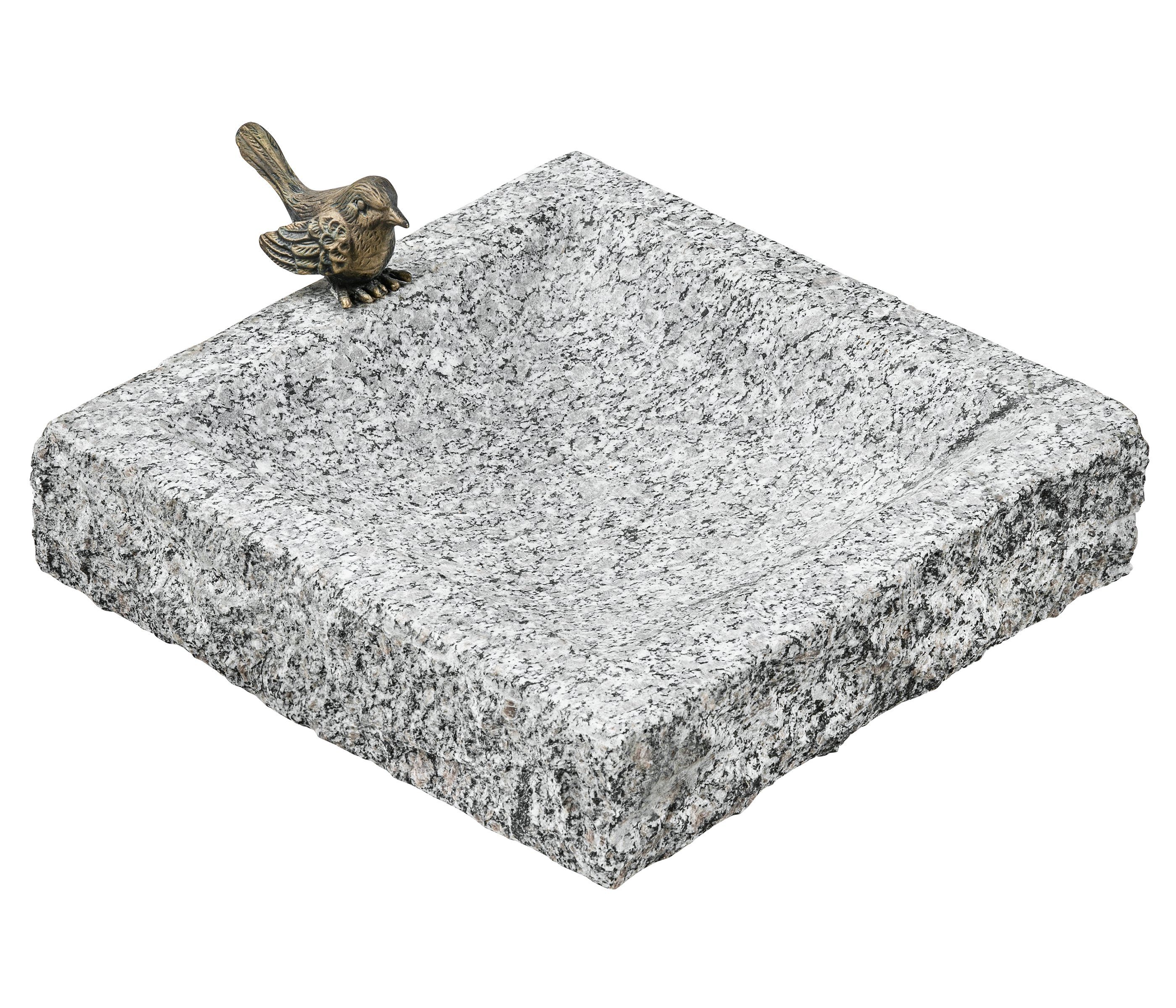 Dehner Gartenbank Wasserstelle für Vögel eckig, 30 x 30 x 7 cm, Granit, grau, mit verspieltem Bronze-Vogel