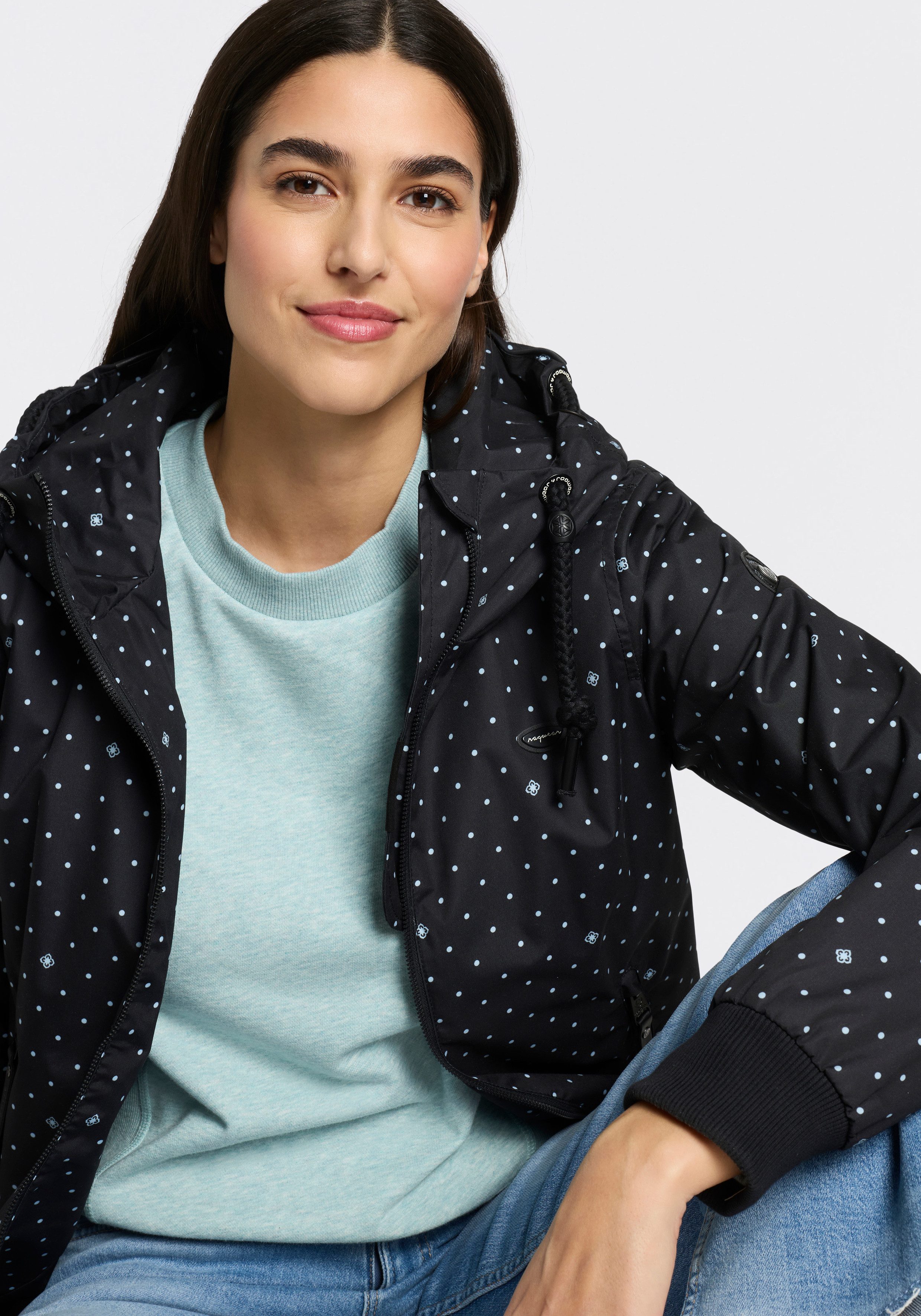 Ragwear Outdoorjacke NUGGIE DOTS O aus Polyester, hüftlange Passform, hochschließender Kragen