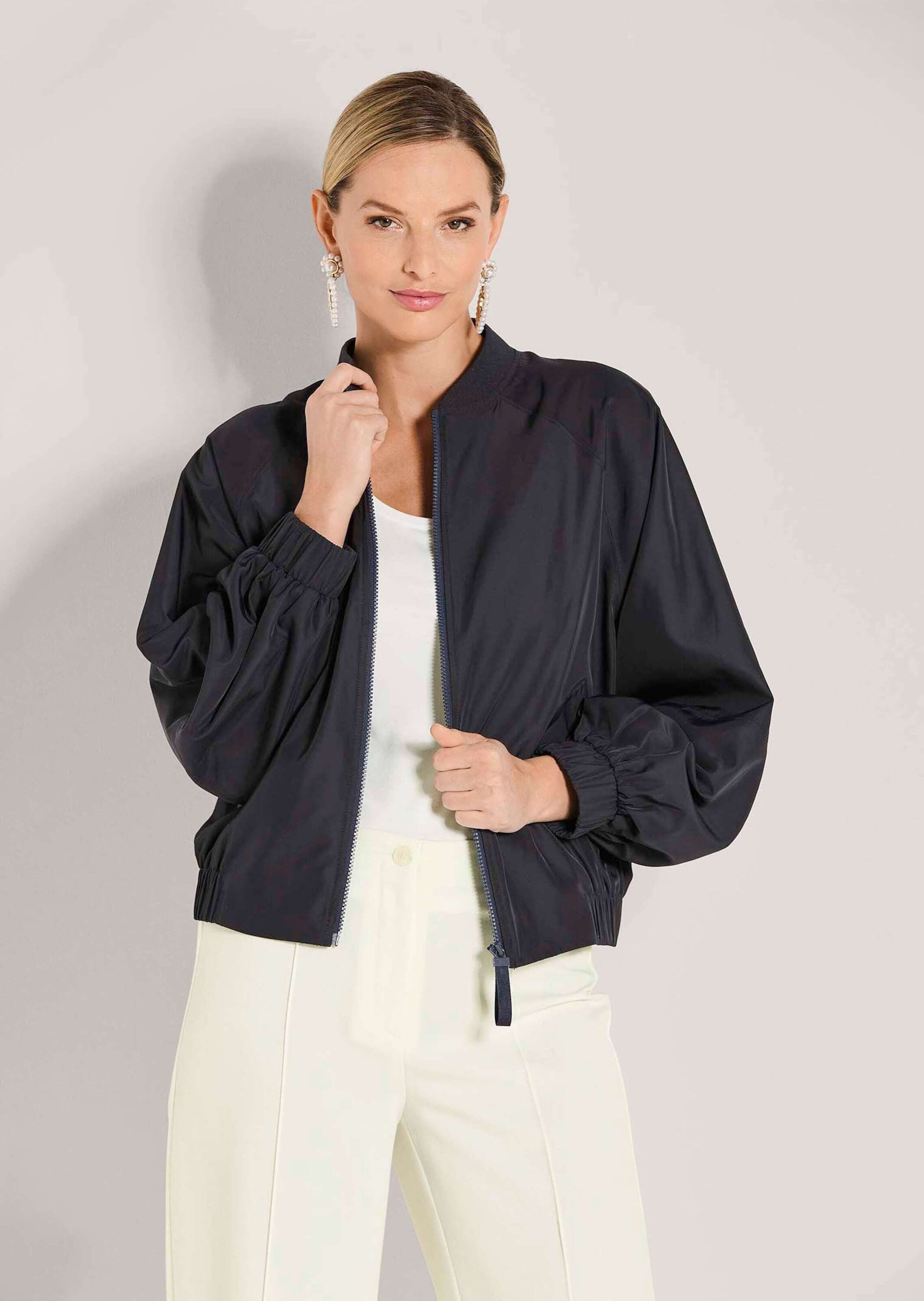 MADELEINE Outdoorjacke Sportlicher Damenblouson mit Zipper Eleganter Look mit Strickbündchen und Falten