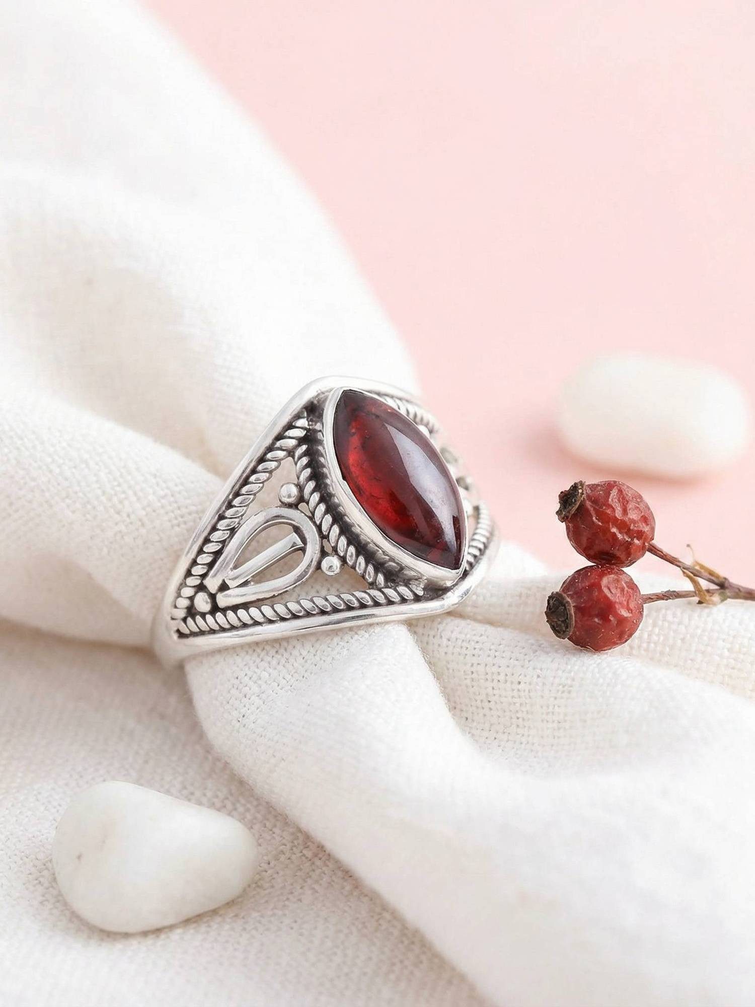 mantraroma Silberring DAHAB Ellipse aus 925 Silber mit Granat (Ring mit Schmuckbeutel), Damenring aus 925er Silber