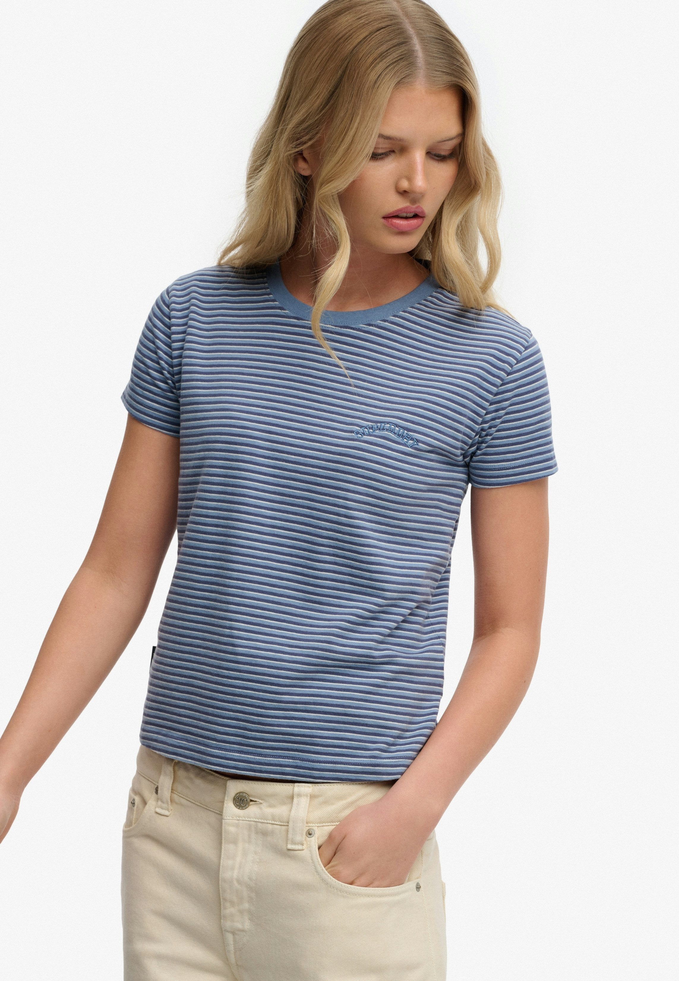 Superdry T-Shirt ESSENTIAL LOGO STR FITTED TEE angenehmes Tragegefühl durch besonders weiche Haptik