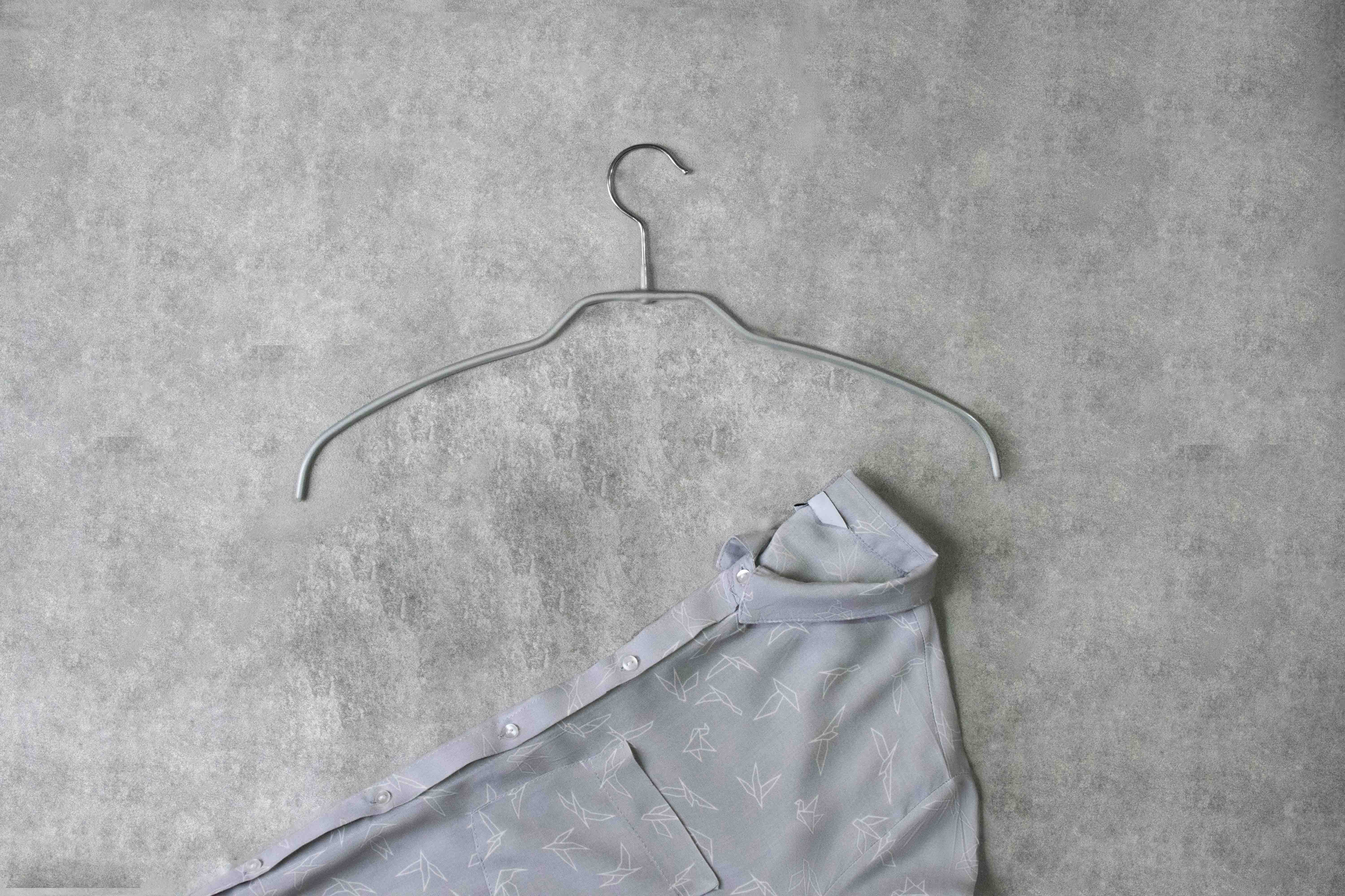 MAWA Kleiderbügel MAWA Silhouette light 42/FT Form-Leichtbügel aus gewalztem 2,8 mm Stahldraht, ganzflächig rutschhemmend ummantelt, drehbarer Haken, besonders platzsparend, geeignet für Blusen und Hemden, 20 Stück Silber