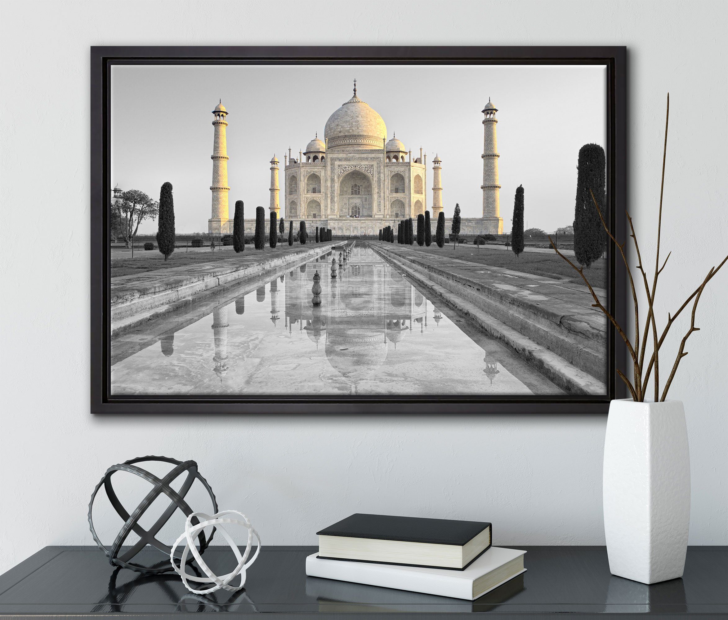 gefasst, Wanddekoration Leinwandbild Zackenaufhänger einem (1 in Mahal Umgebung, inkl. ruhiger Taj St), bespannt, Leinwandbild in fertig Pixxprint Schattenfugen-Bilderrahmen