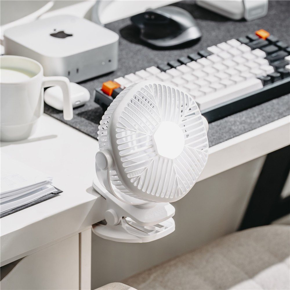 ADLER EUROPE Akku-Ventilator AD 7335 mit Clip, LED Lampe, 3 Geschwindigkeiten, 360 Grad drehbar, USB, Tischventilator für Camping, Büro, Wohnmobil und Reise