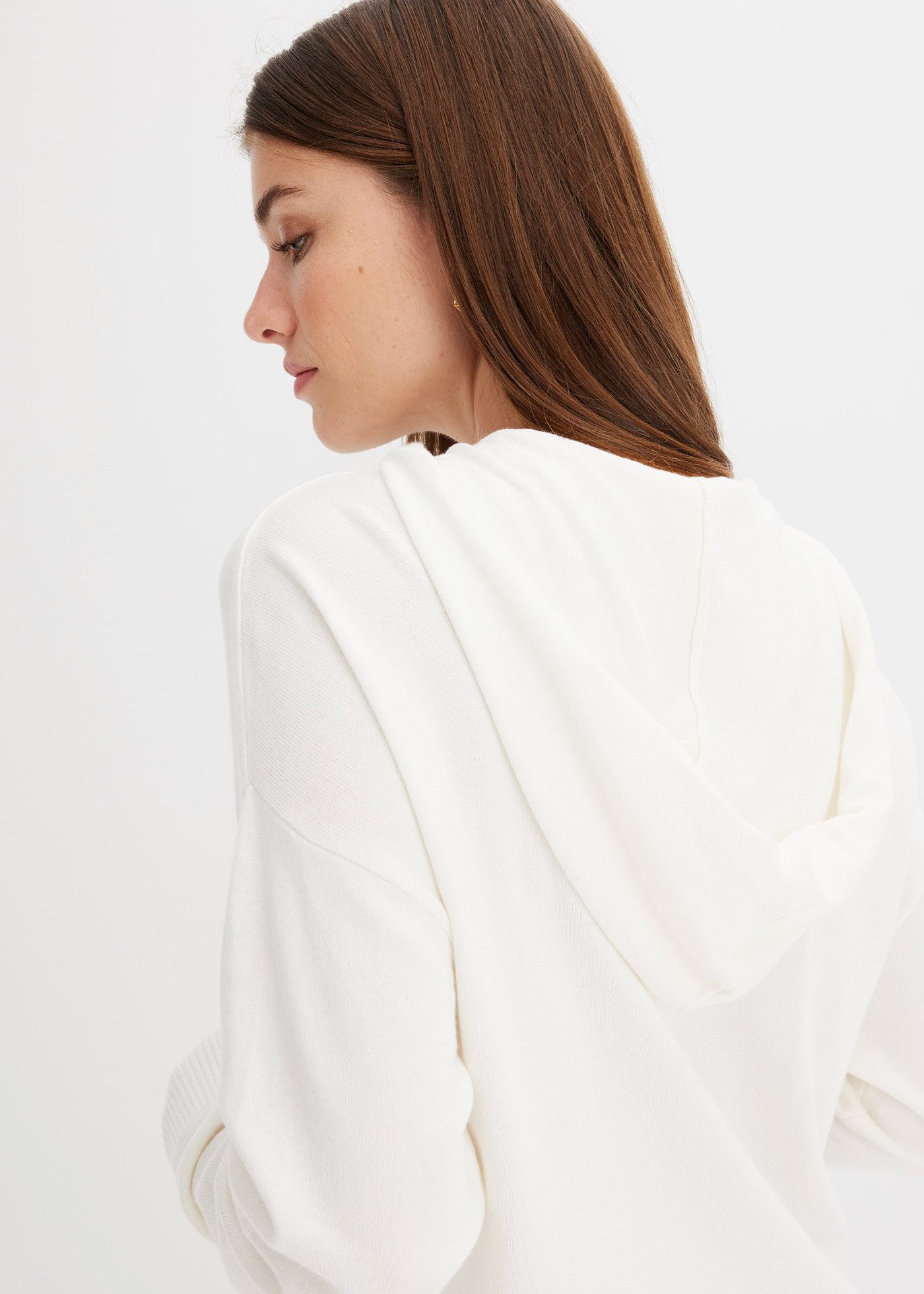 bonprix Strickpullover aus Viskosemischung, mit Kapuze, mit Kängurutasche