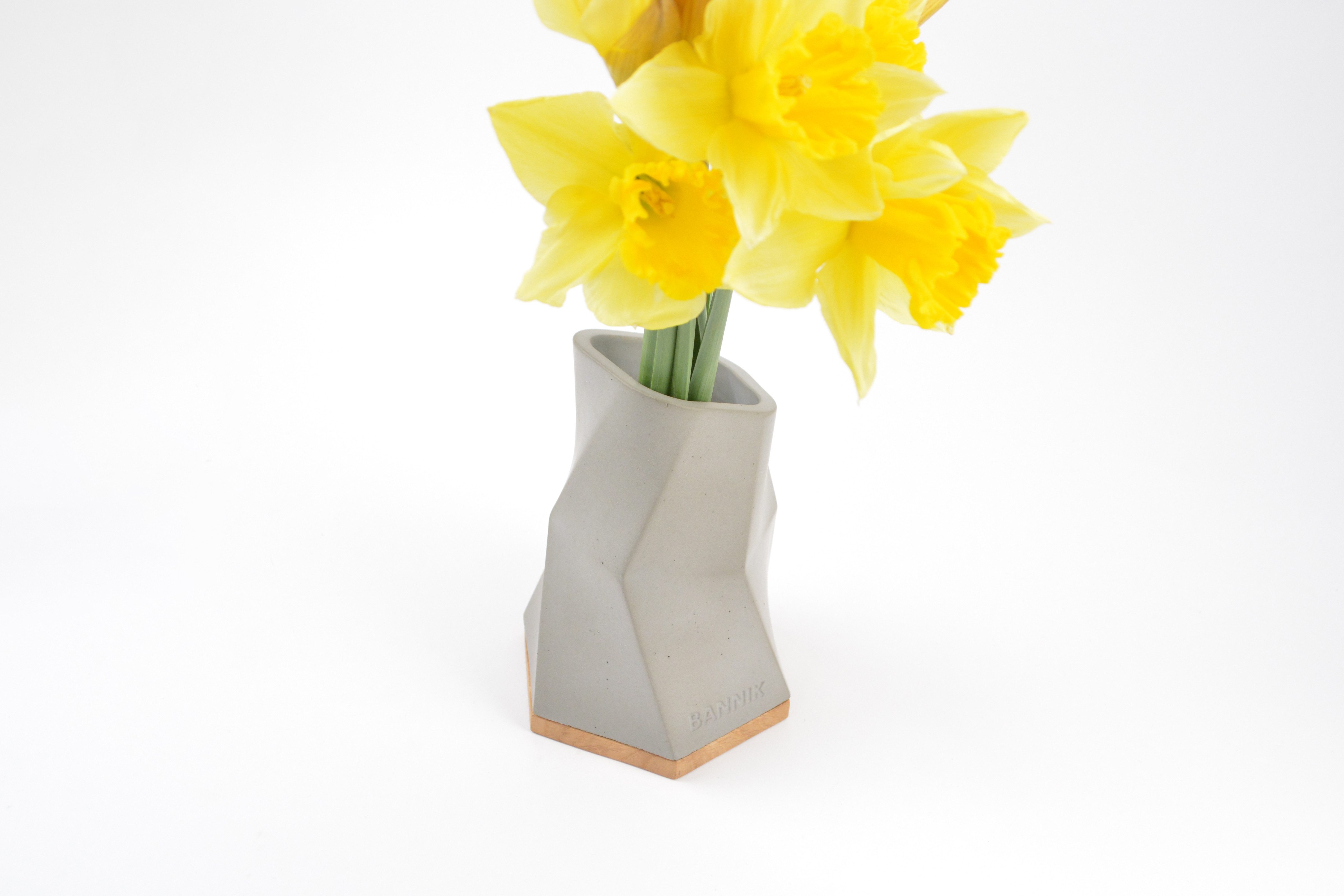 Bannik Dekovase Betonvase Polygon 15cm, Moderne Betonvase mit Holzsockel, 15 cm hoch, handgefertigt