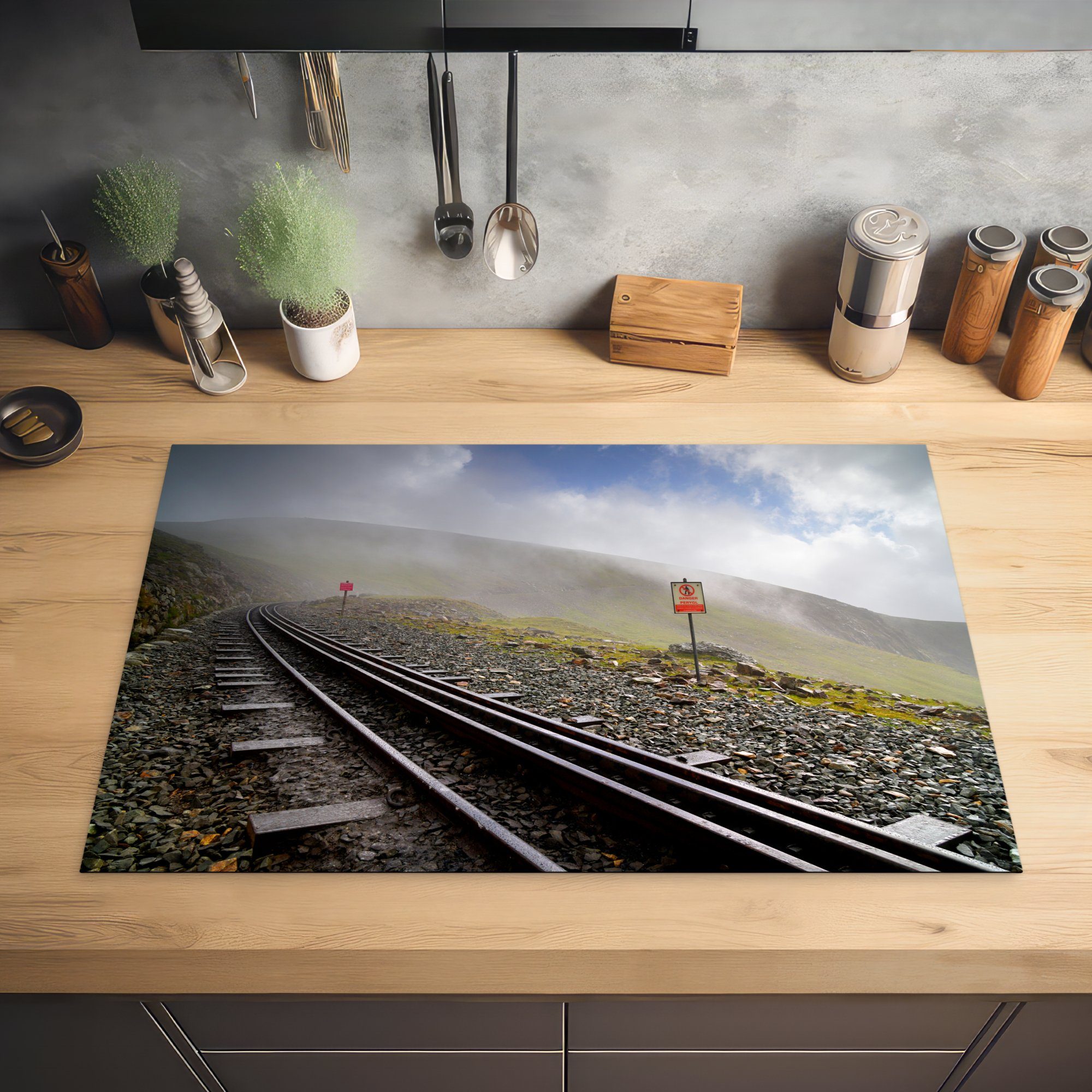 MuchoWow Herdblende-/Abdeckplatte mit 81x52 für Eisenbahn Ceranfeldabdeckung grüne Induktionskochfeld Vinyl, Blick küche, Eine Schutz die auf die tlg), Landschaft, cm, (1