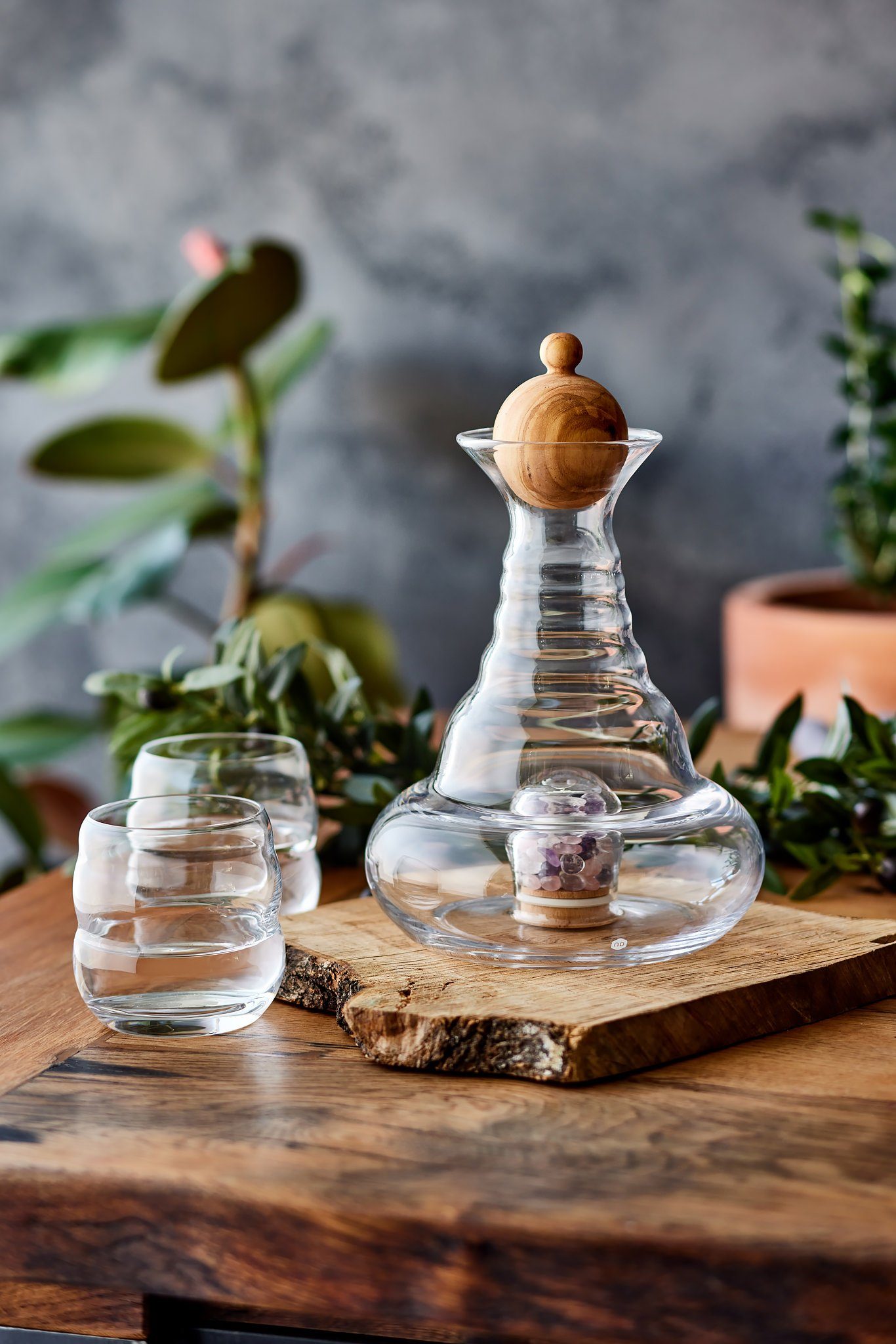 Natures-Design Wasserkaraffe Alladin mit Edelsteinfach und Olivenholzdeckel 1.2l