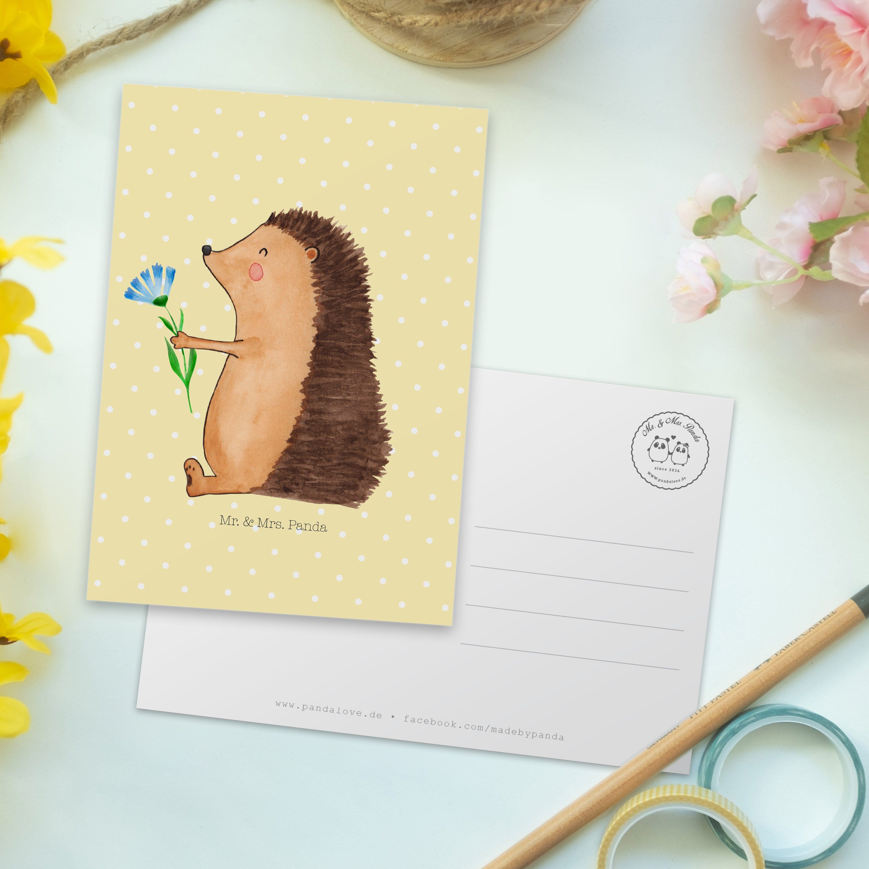 Mrs. Mr. Geschenk, Igel & Laune, Gute Besuch, - Pastell - Tiermot Gelb Postkarte Panda mit Blume
