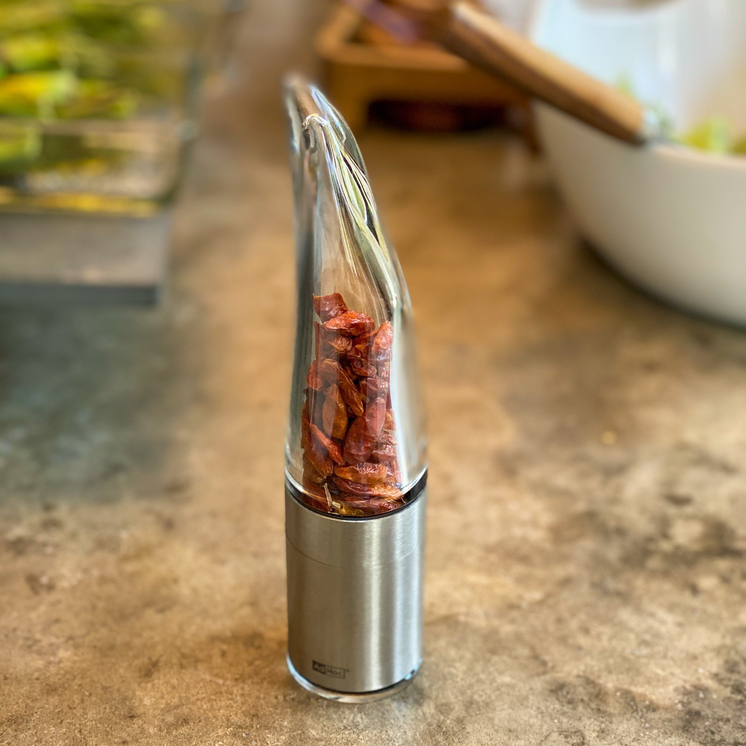 AdHoc Chilimühle exklusives Geschenkset Chilischneider Pepe, mit original SchneidWerk und Zugabe von edlen Chilischoten – Bild 2 von 5
