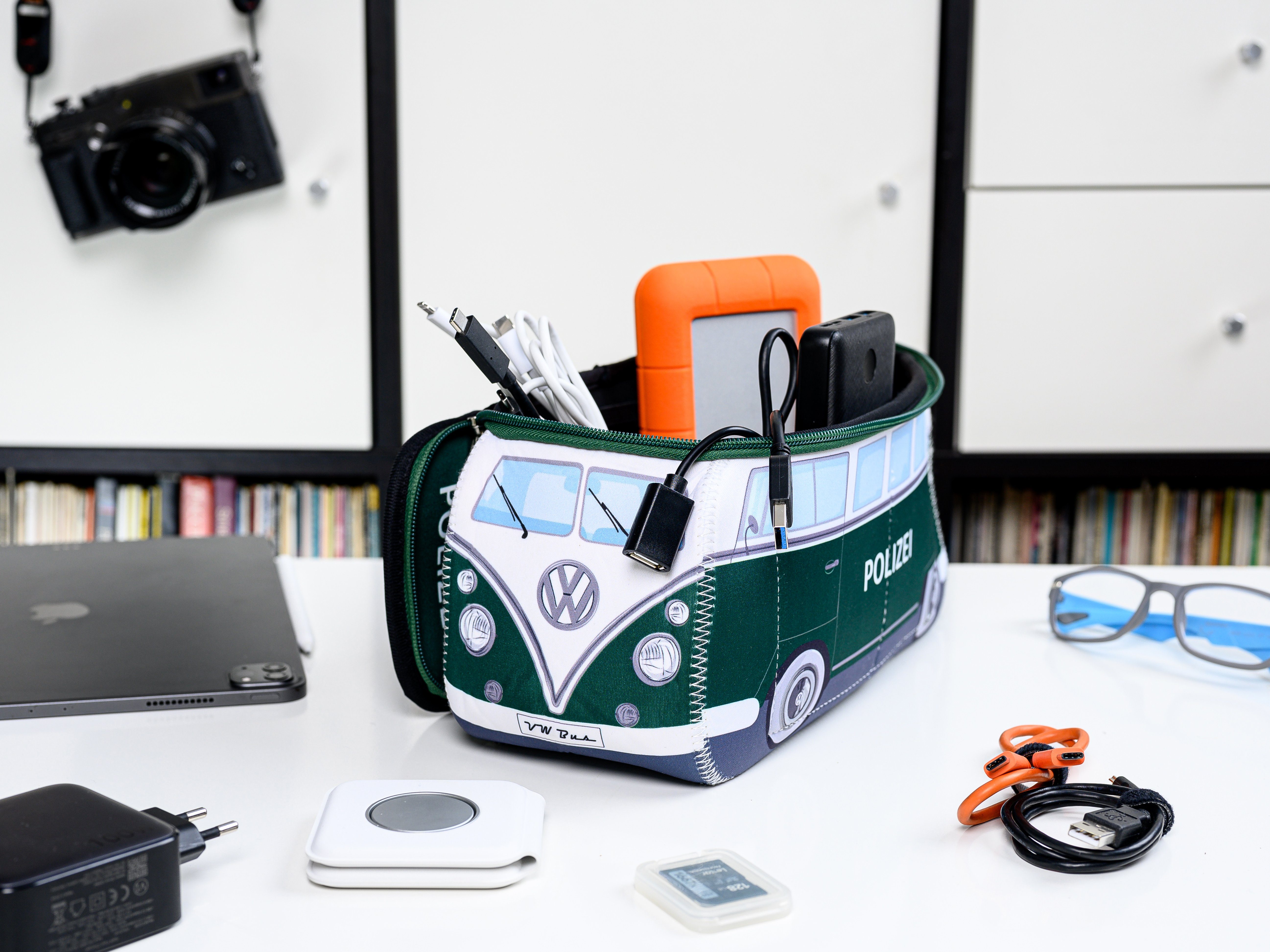 VW Collection by BRISA Kulturbeutel Volkswagen Neopren Schminktasche, Reisebeutel, Kosmetiktasche im Polizeibus Design