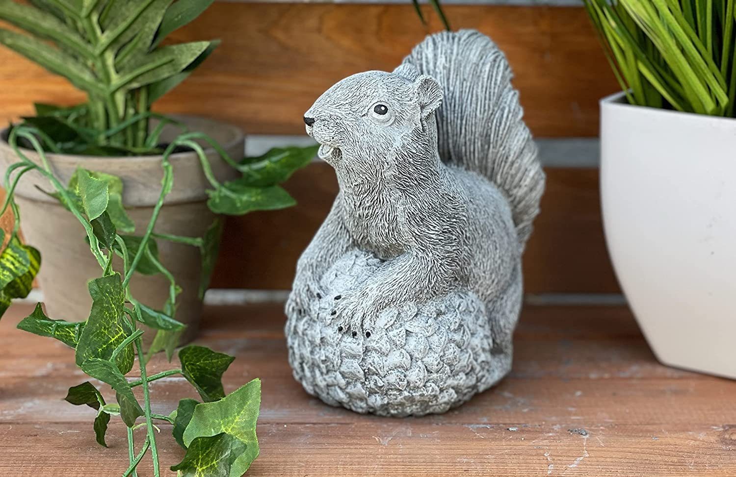 Stone and Style Gartenfigur Frostfeste Steinfigur Eichhörnchen mit Tannenzapfen – Bild 3 von 5