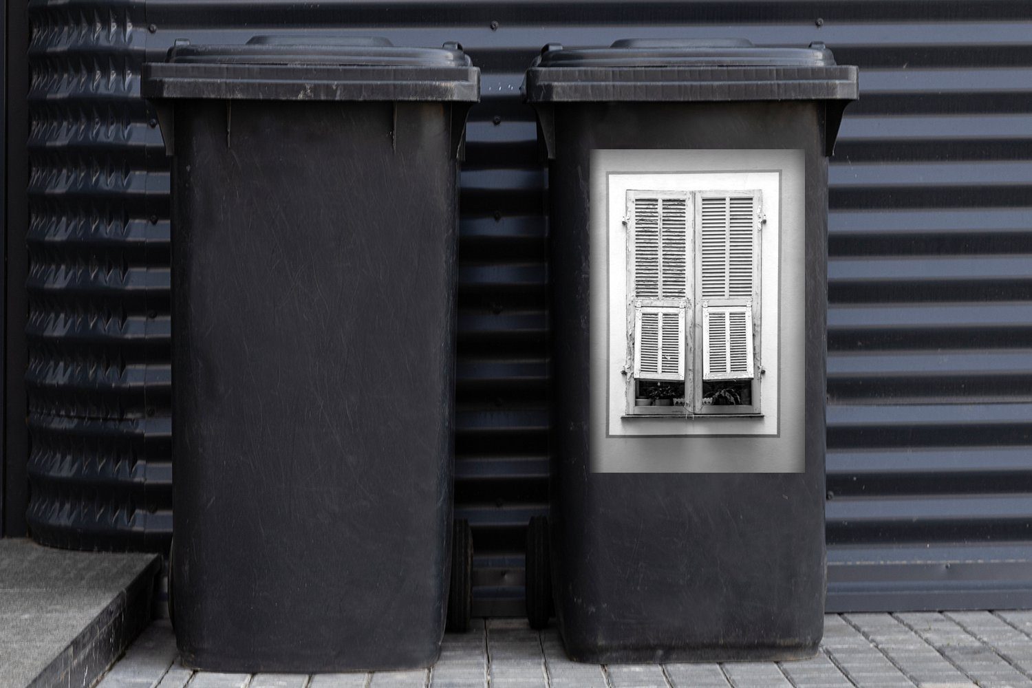 Mülltonne, MuchoWow Abfalbehälter weiß weißes - Mülleimer-aufkleber, Wandsticker und mit (1 Altes St), alten Fensterläden Container, schwarz Sticker, Fenster