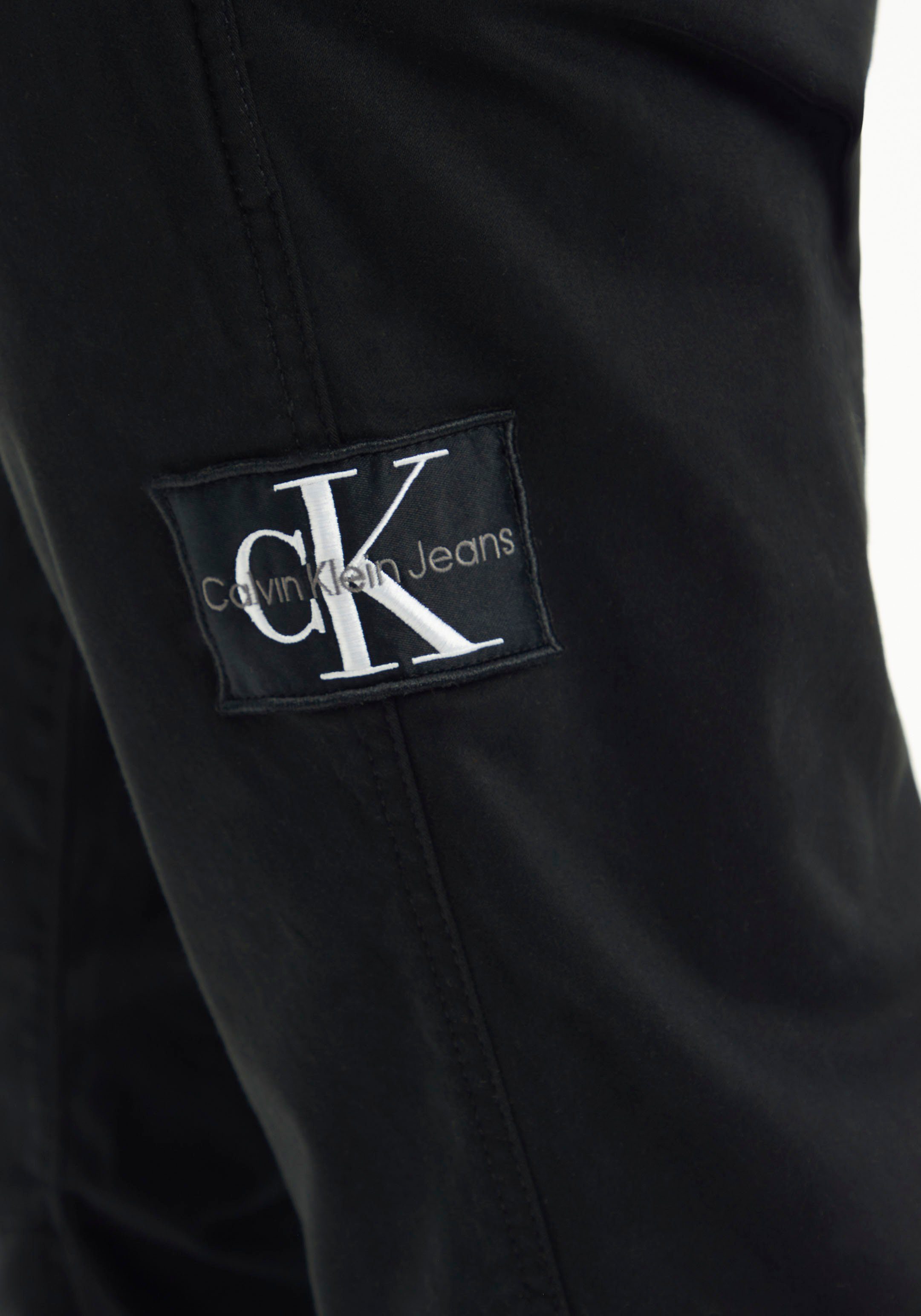 Calvin Klein Jeans Chinohose MONOLOGO Logostickerei CASUAL BADGE schwarz CHINO mit