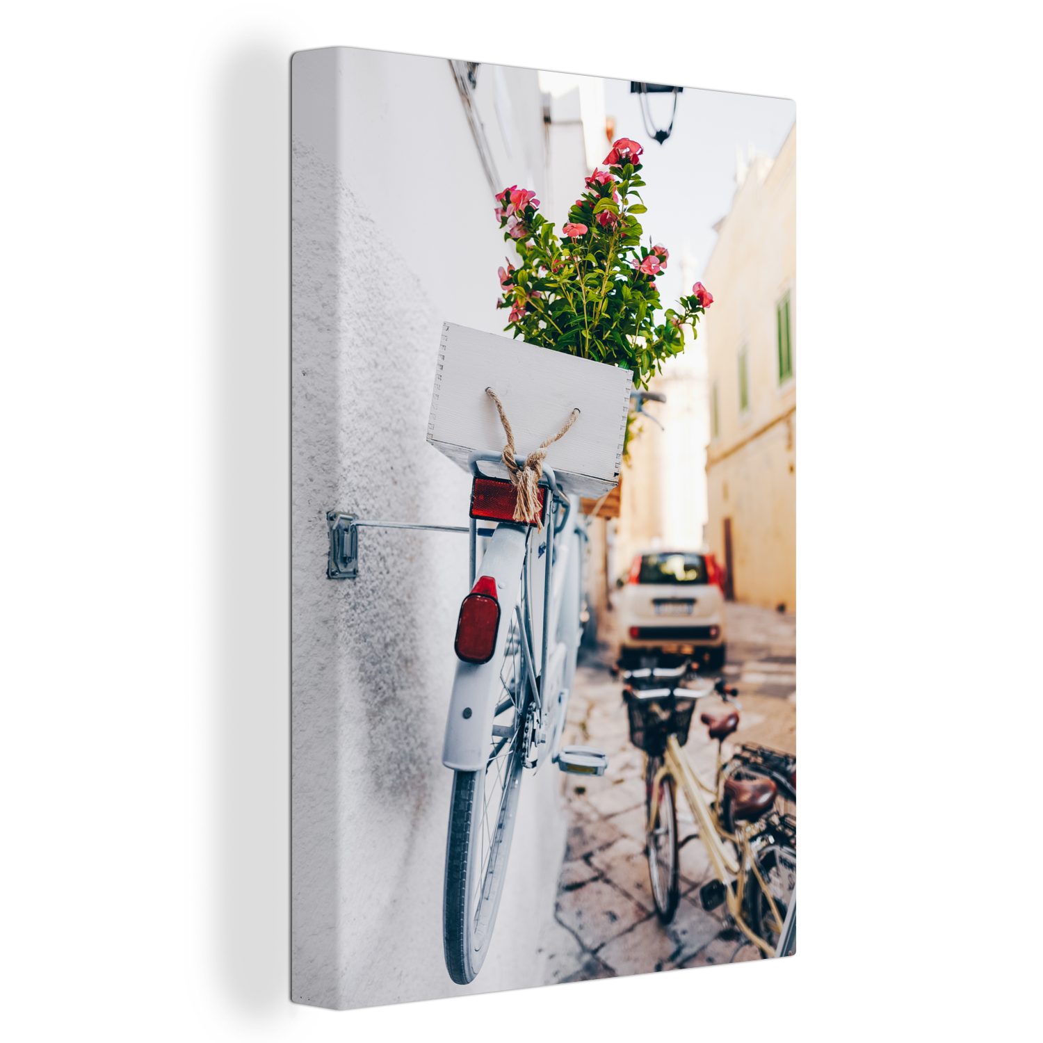 OneMillionCanvasses® Leinwandbild Nahaufnahme eines weißen Fahrrads mit Blumen in Ostuni, Italien, (1 St), Leinwandbild fertig bespannt inkl. Zackenaufhänger, Gemälde, 20x30 cm
