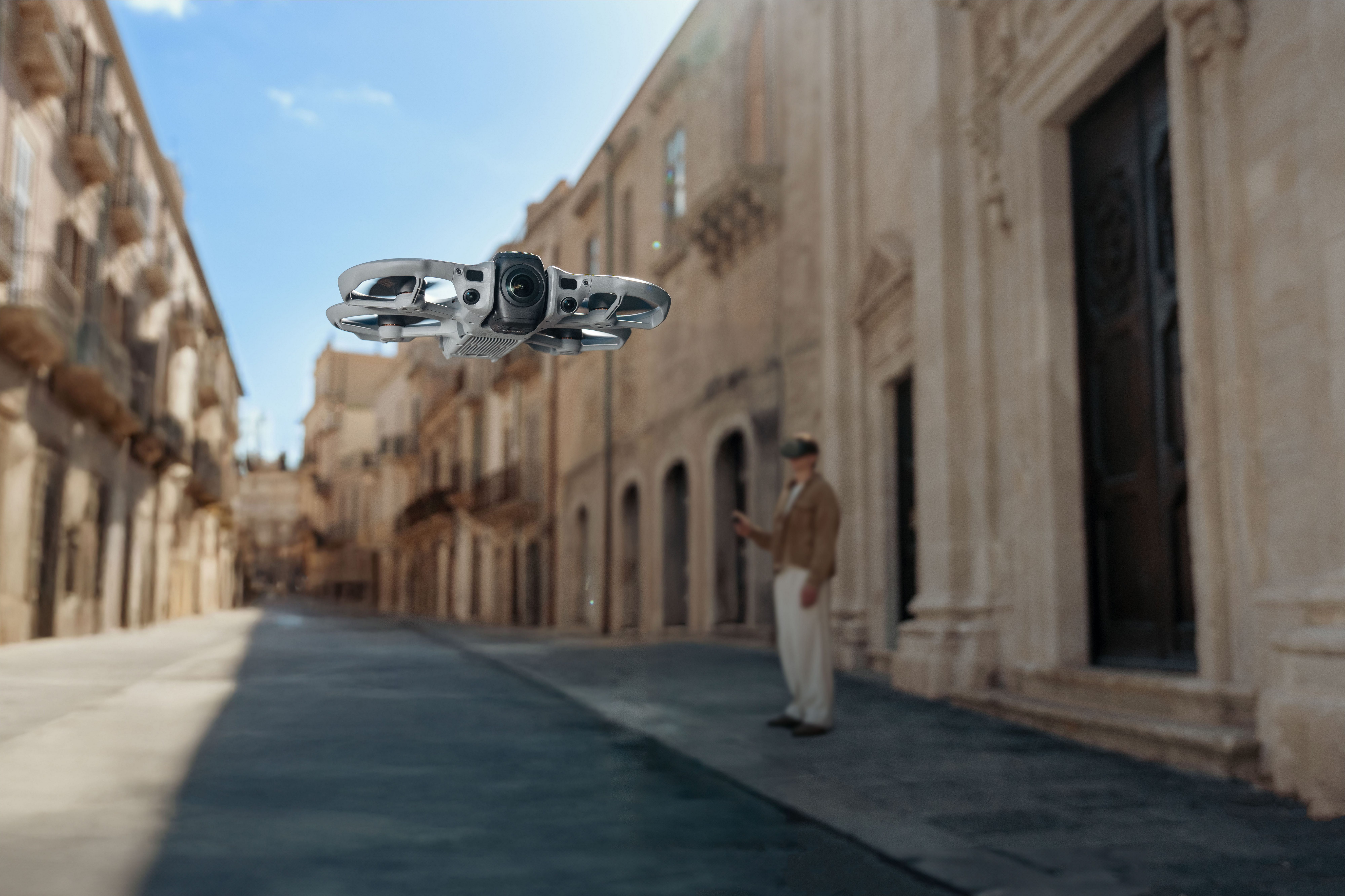 DJI Avata 360 Fly More Combo (DJI RC 2) Drohne (8K, Set, RC 2 Fernsteuerung, 3 Akkus, Umhängetasche und Ladestation) – Bild 5 von 5