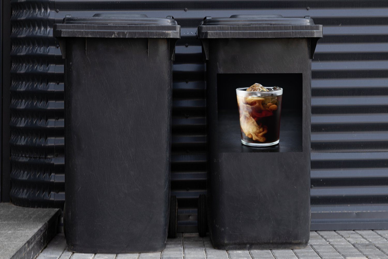 in Explosion Sticker, Mülleimer-aufkleber, Abfalbehälter (1 auf Eiskaffee Hintergrund schwarzem Mülltonne, MuchoWow einer Container, Tasse St), Eine Wandsticker
