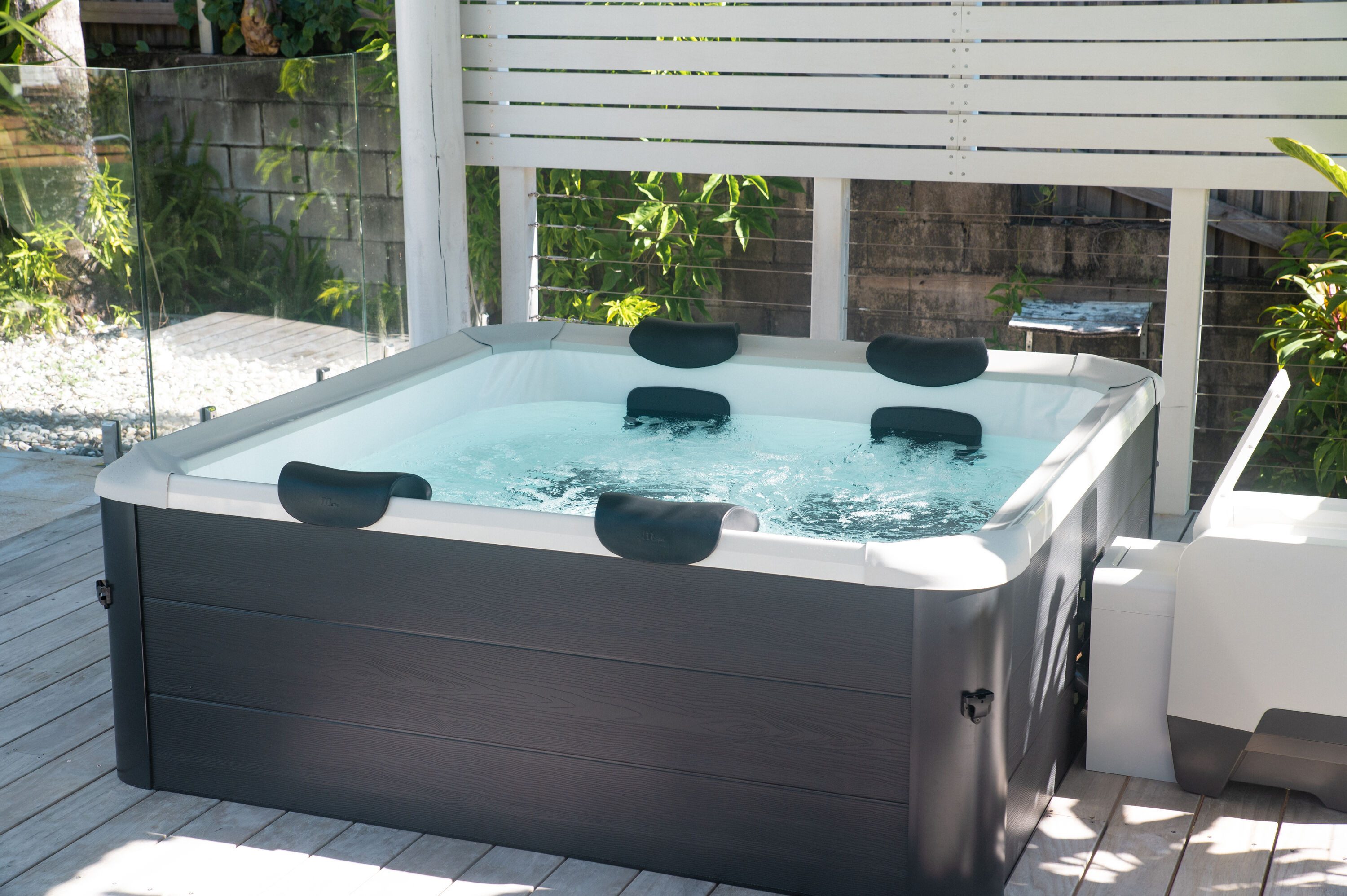 mSpa Whirlpool OSLO AERO PLUS XXL 180 x 180 x 65 cm Ganzjährig Outdoor Pool, Stecksystem mit Einlageplane, inkl. LED, UVC+, WiFi, App-Steuerung, 6 Personen