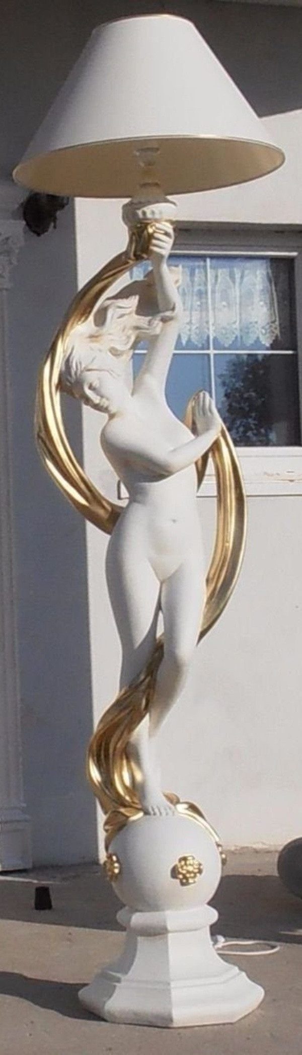 Xlmoebel Stehlampe Elegante Stehleuchte mit Skulptur-Design in hochwertiger Verarbeitung, Hergestellt in Europa