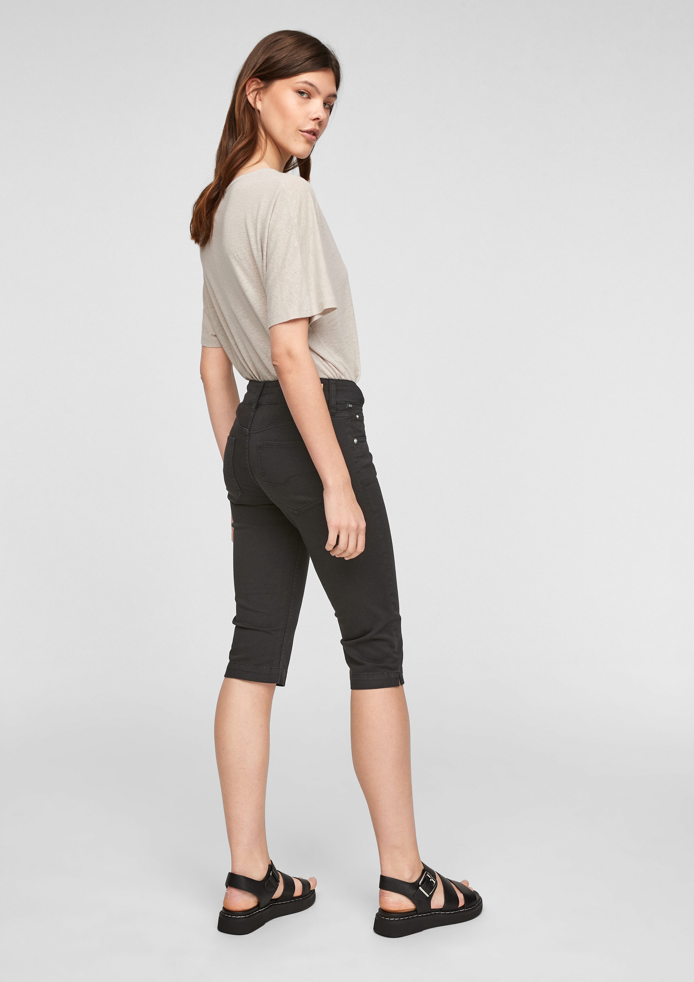 QS Capri-Jeans 3/4-Hose Fit: black Slim Label-Patch Coloured