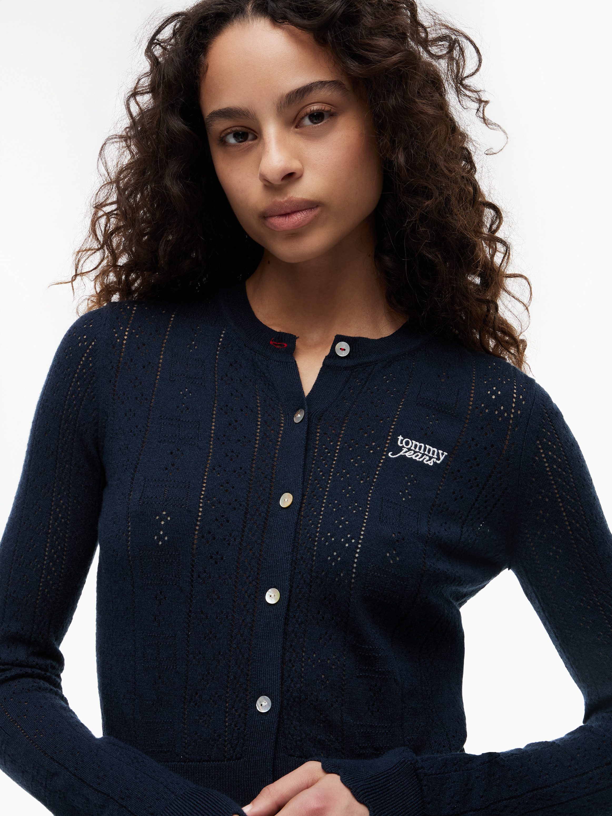 Tommy Jeans Strickjacke TJW POINTELLE CARDIGAN Viskosemischung, Pointelle Strick, gewellter Saum, Logo Stickerei