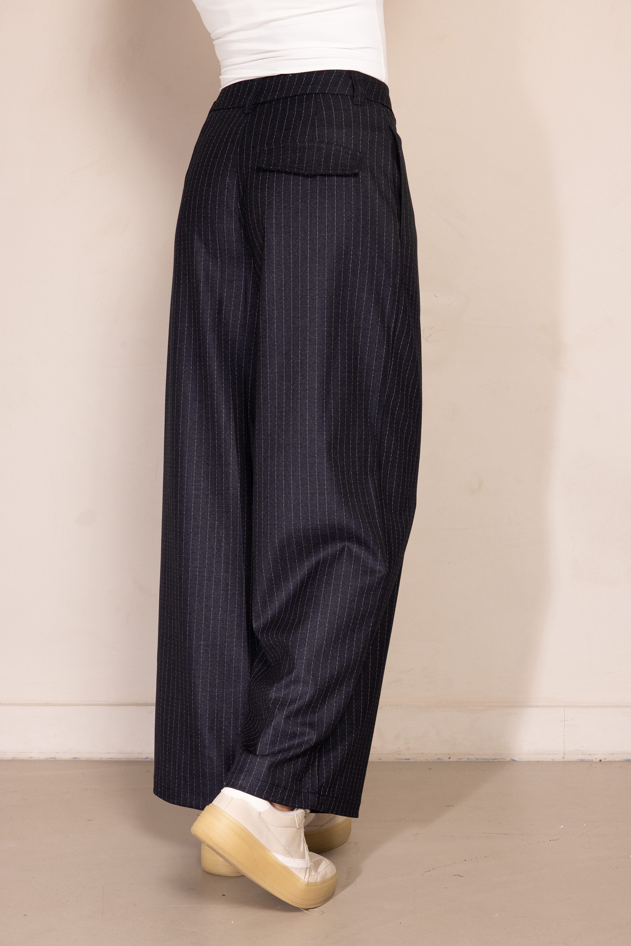 Zhrill Bundfaltenhose GRETA Hose weite Passform, für den Alltag, mit Nadelstreifen, Materialmix