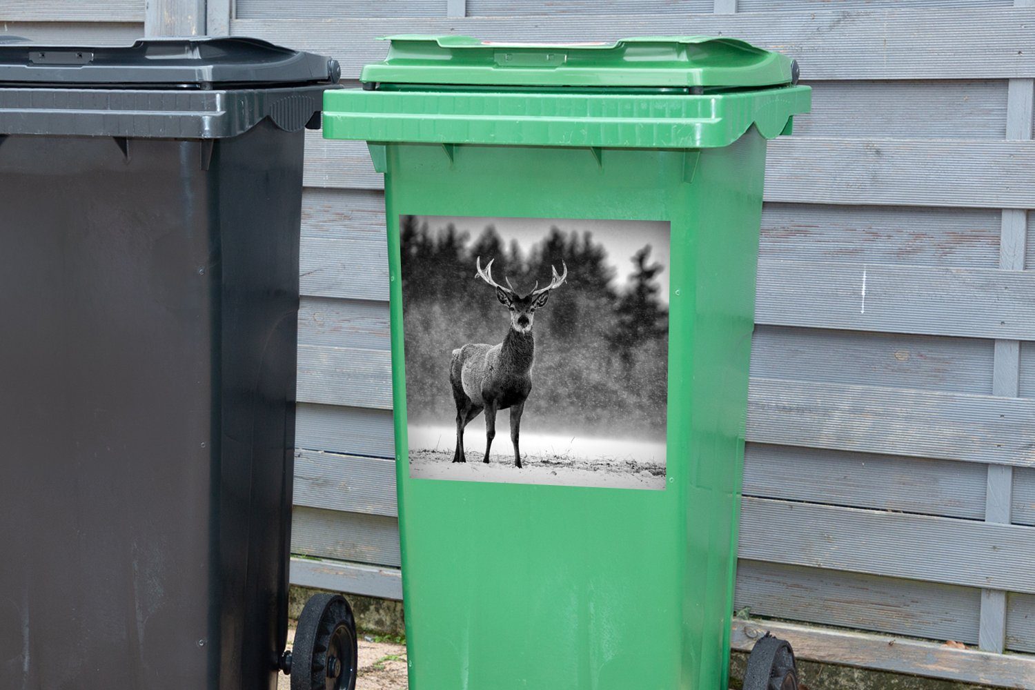 MuchoWow Wandsticker Tiere (1 Weiß - Schwarz - Mülltonne, Mülleimer-aufkleber, - Hirsche Abfalbehälter St), Container, - Winter Sticker