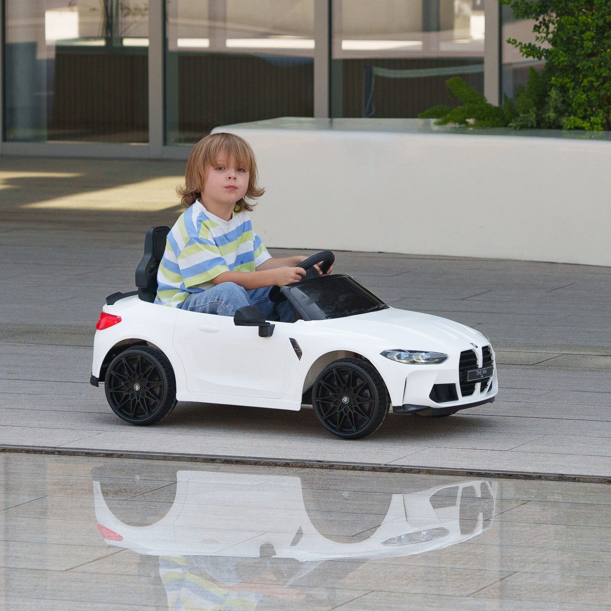 AIYAPLAY Elektro-Kinderauto BMW M4 lizenziertes Elektroauto für Kinder mit einfachem Transport, Belastbarkeit 30 kg, (1-tlg), für Kinder 3-5 Jahre, Weiß