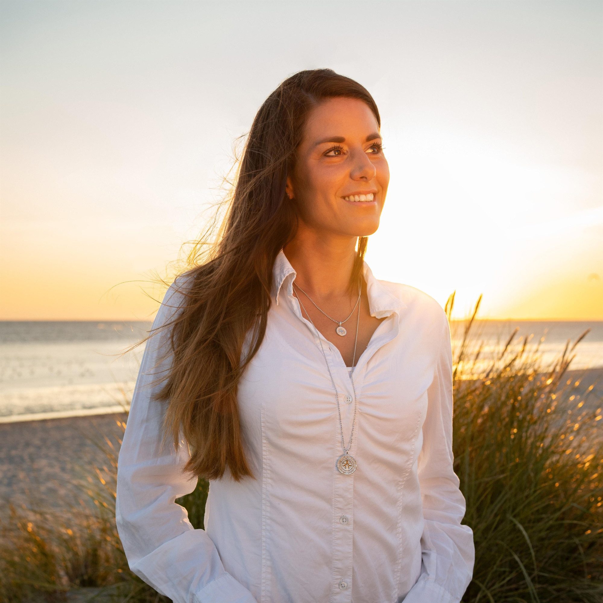 DUR Kettenanhänger Kompassrose P3202, Ø 25 mm – Maritimer Anhänger aus 925er Silber, mit Strandsand – Symbolschmuck für Orientierung & Freiheit