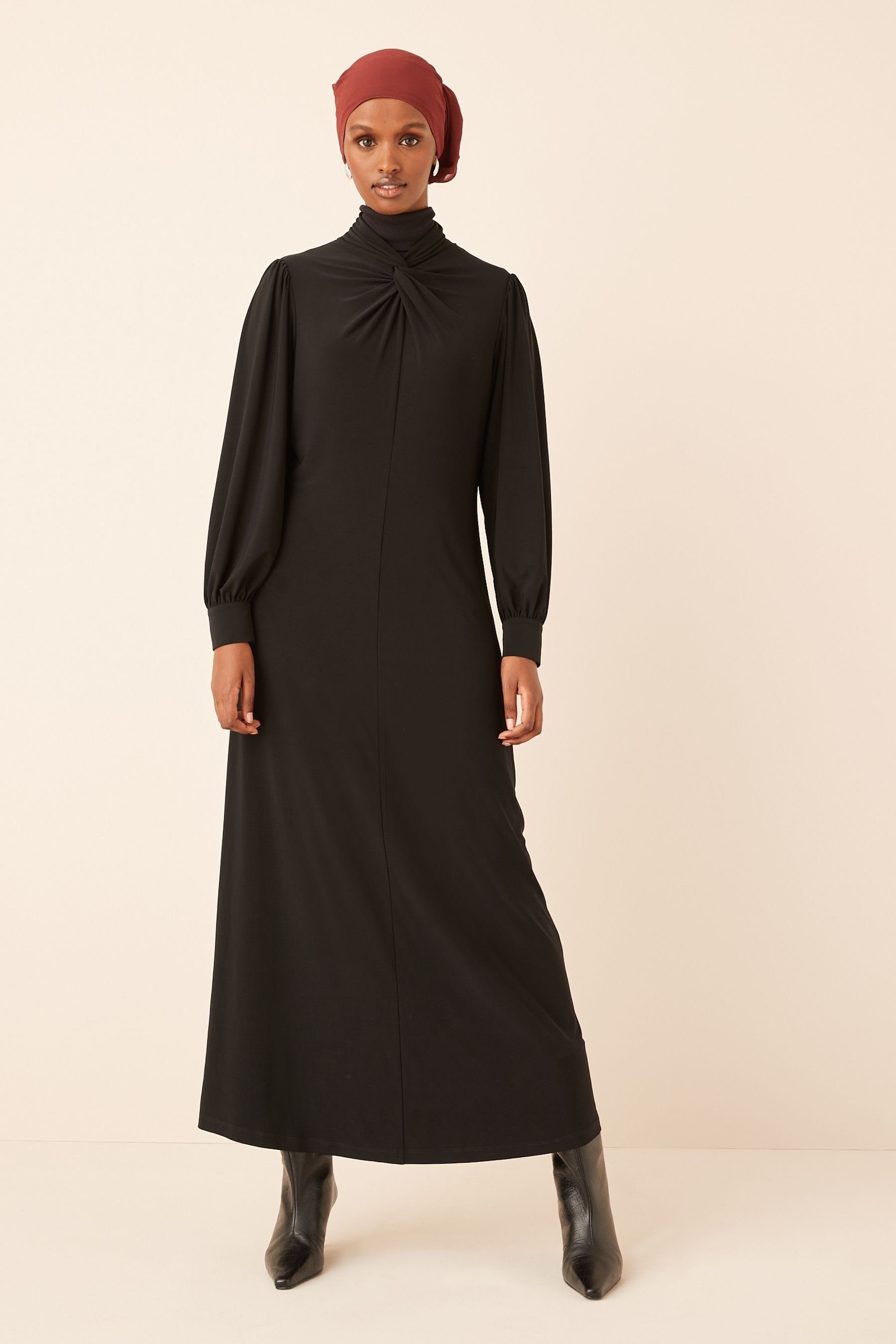 Stehkragen Kleid Langärmeliges geknotetem (1-tlg) Black Next mit Maxikleid