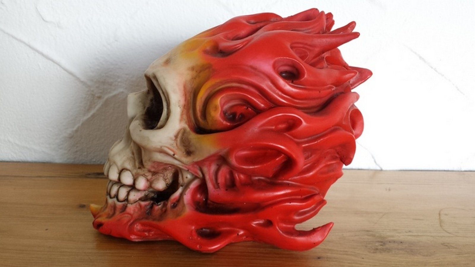 MystiCalls Dekofigur Totenkopf mit Rabe Totenschädel 