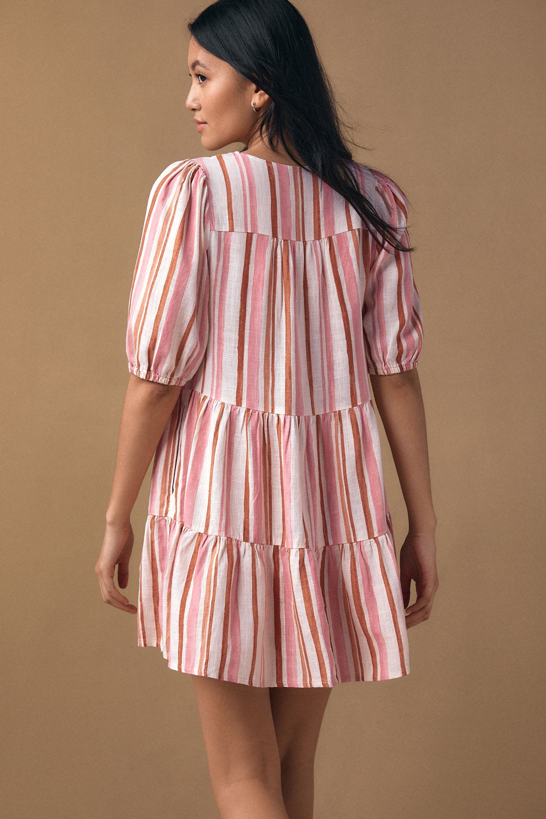 Next Minikleid Kurzärmeliges, gestuftes Minikleid, Kurzgröße (1-tlg)