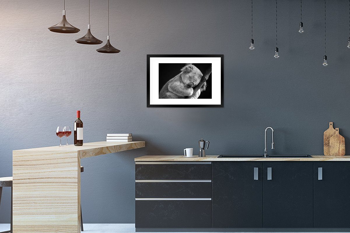 MuchoWow Rahmen, auf Kunstdruck, Poster (1 Koala schwarzem Schwarzem Gerahmtes mit Schlafender St), Bilderrahmen Hintergrund, Poster,
