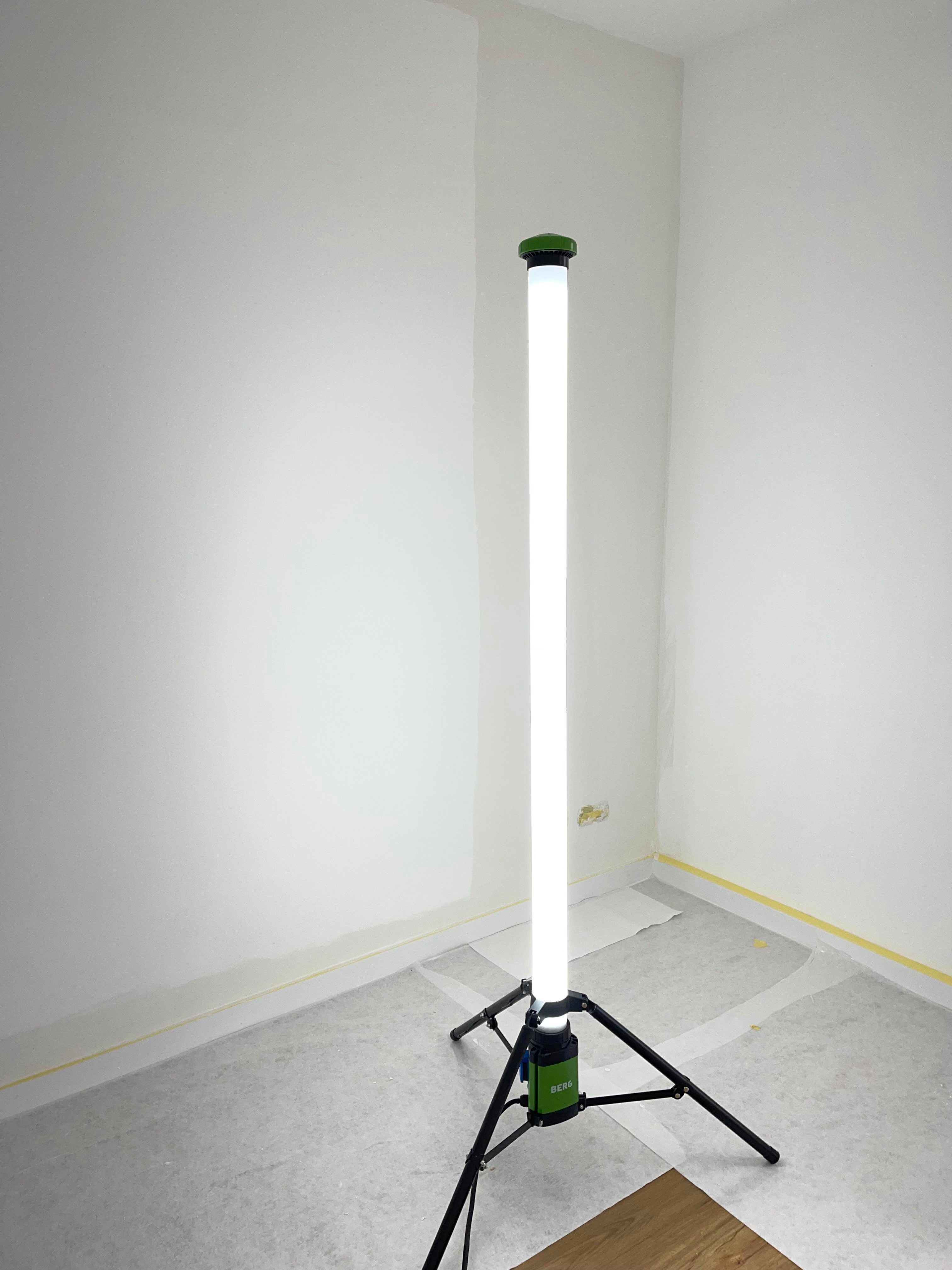 BERG TECTOOL Construction Spotlight LED SPOTLIGHT BCL 360° TOWER LED 100 [230V - DE] - IP54, LED permanently integrated, 6400K, with integrated socket IP54