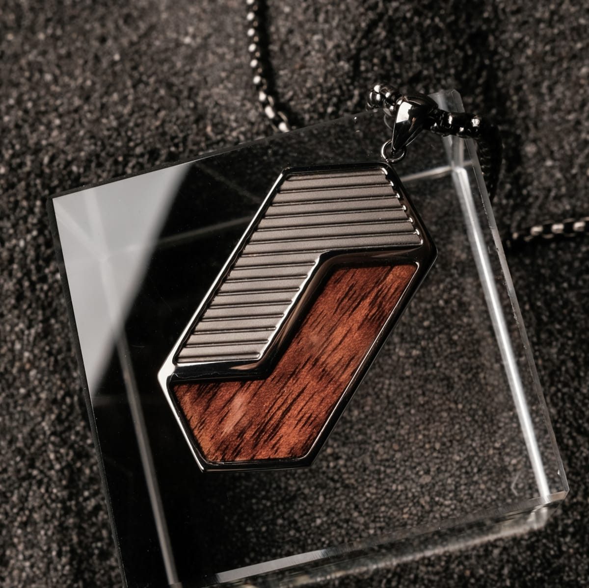 Holzkern Kette mit Anhänger Edelstahl Zigzag Walnuss/Dunkelgrau