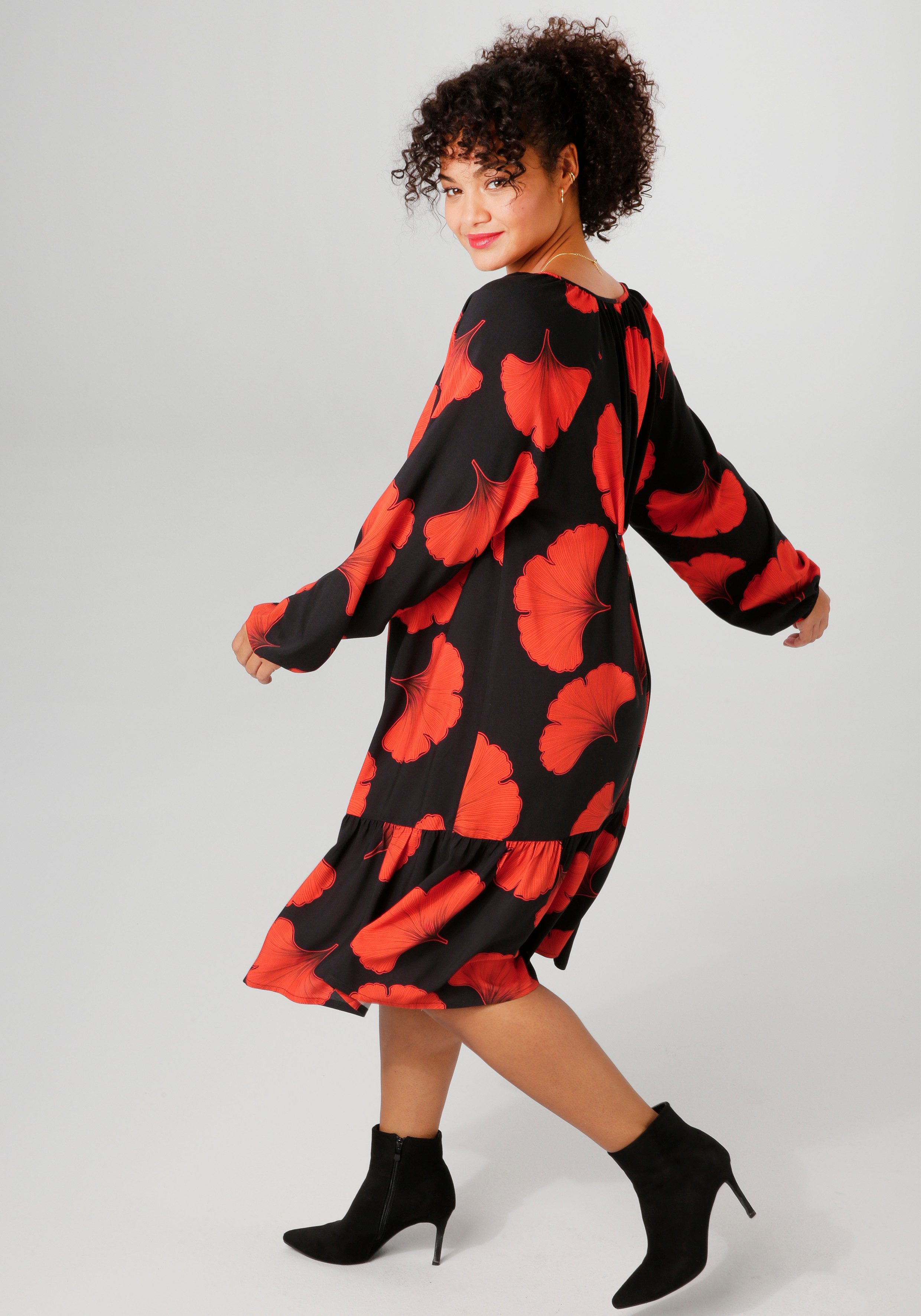 Aniston PLUS Sommerkleid Mit großflächigem Blütendruck günstig online kaufen