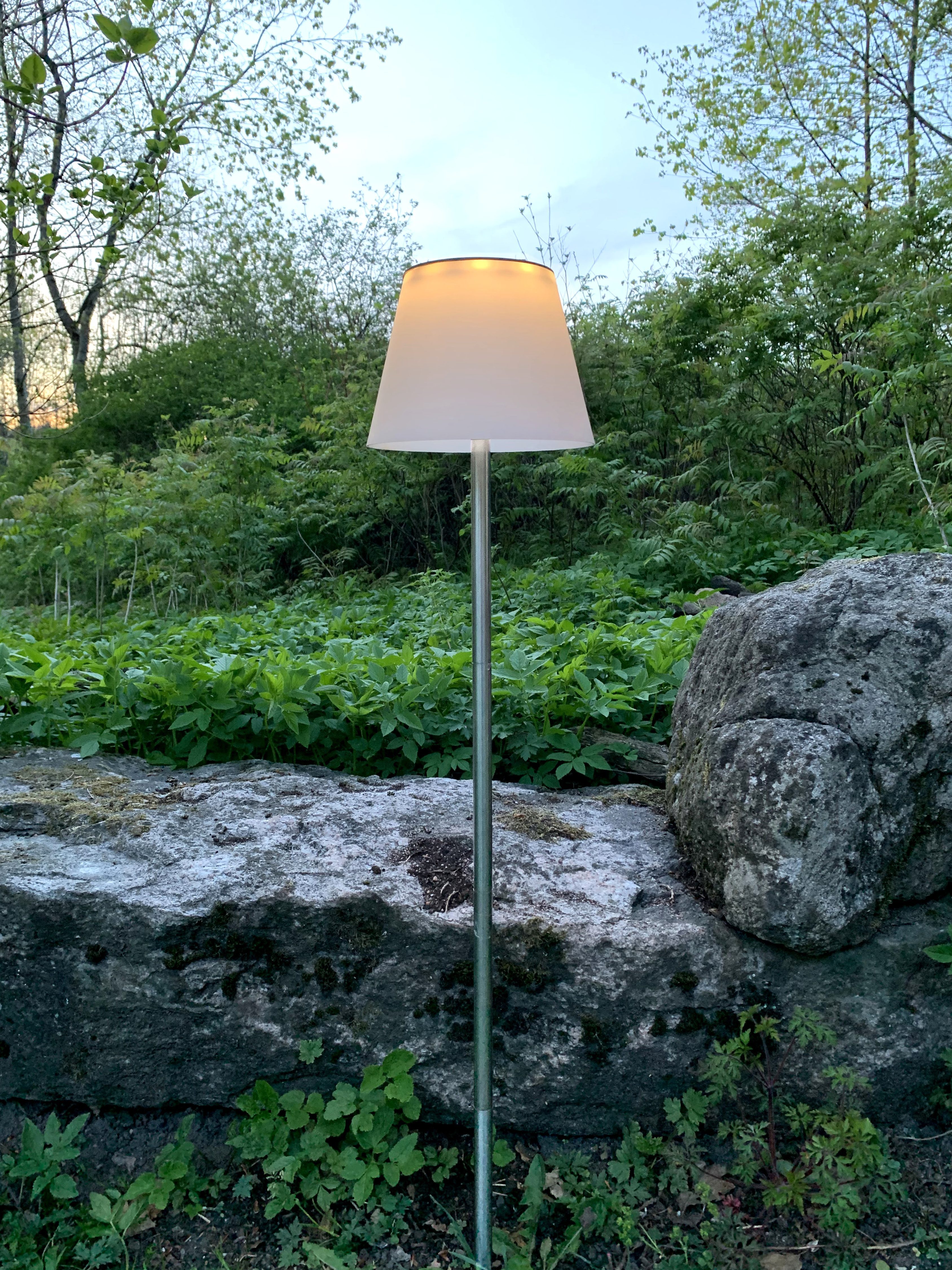 STAR TRADING LED Solarleuchte Solarlampe Solini, Tageslichtsensor, LED fest integriert, Warmweiß, variable Höhe bis 90cm, weißer Schirm, 15lm, Dämmerungssensor