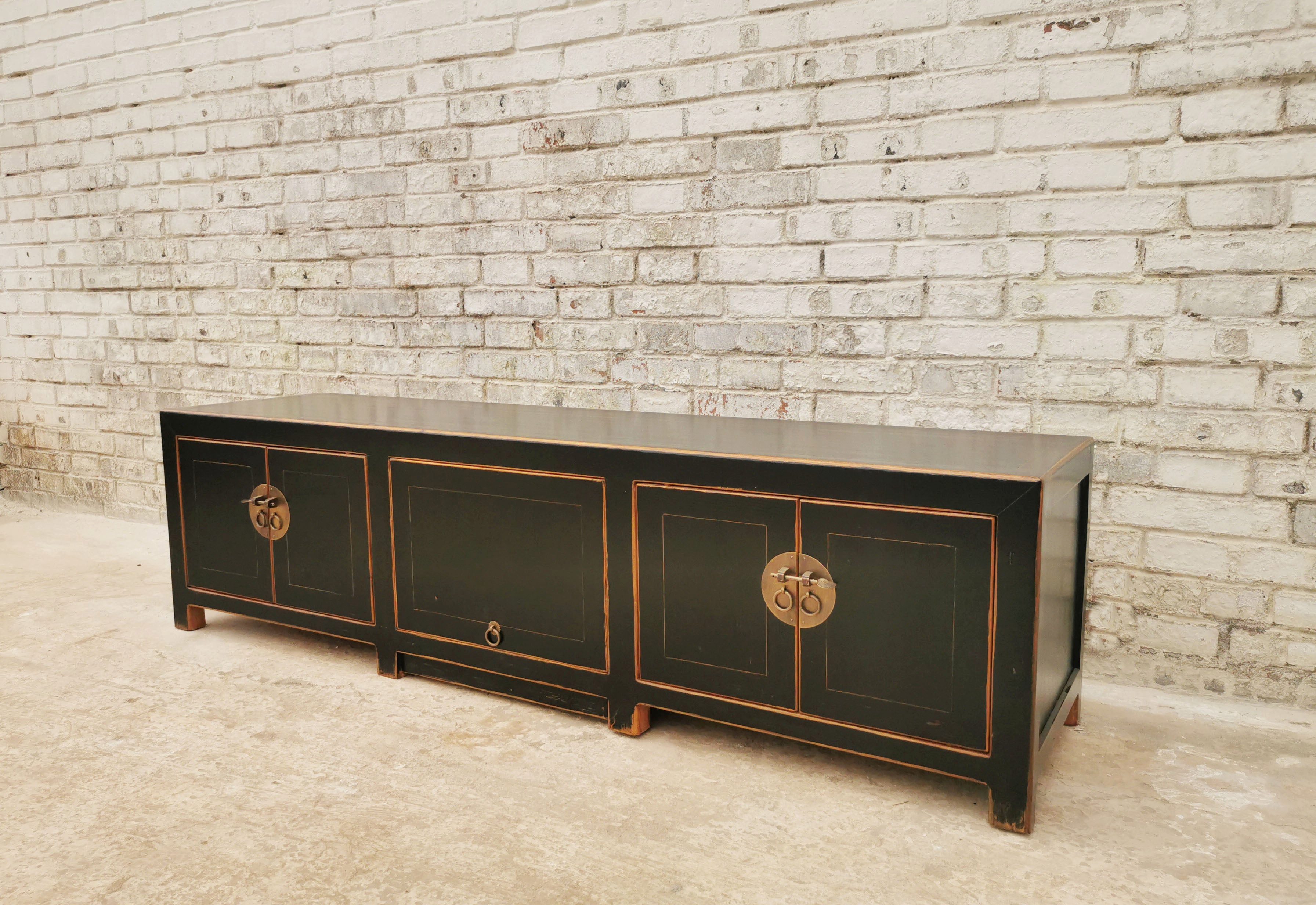 Luxury-Park-Direct Kommode TV Lowboard in modernem Design mit traditionellen Details in Gold.