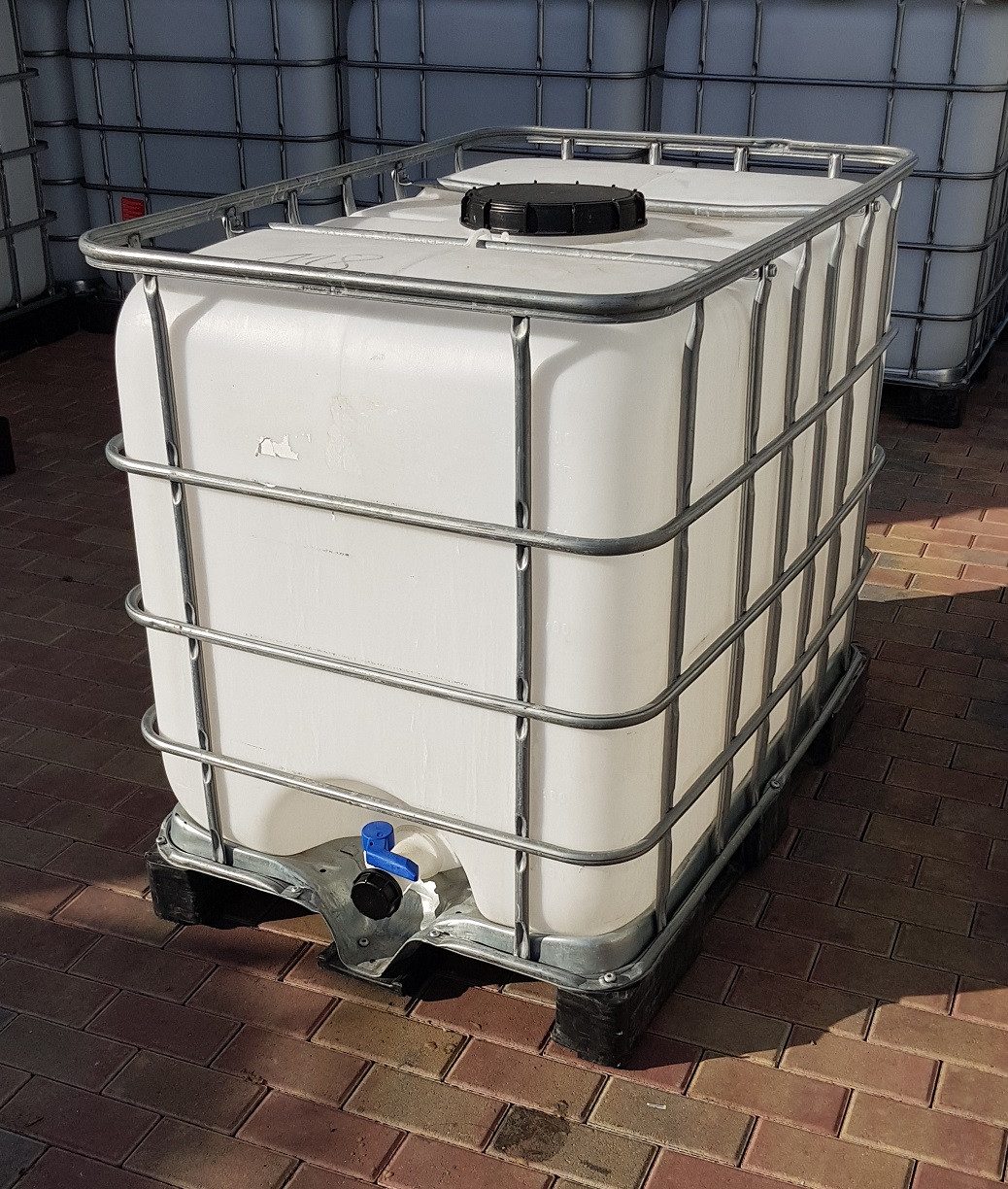 Voxtrade Regenwassertank IBC Container 1000 Liter Regenwassertank Lebensmittelbranche Metall/PE, stabile Palette