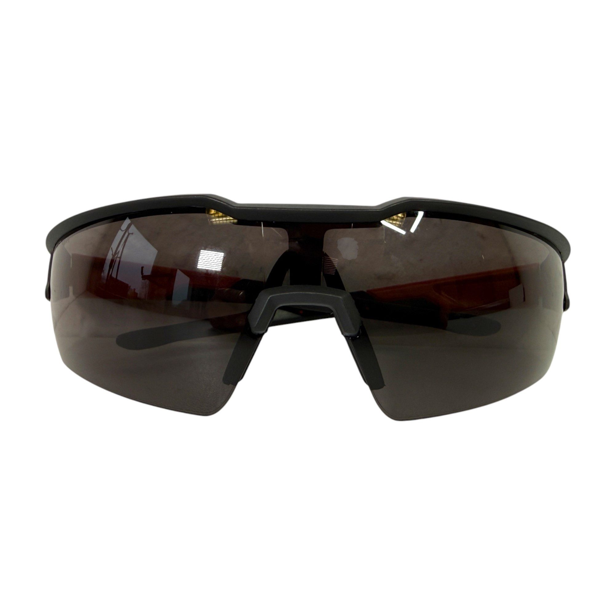 Milwaukee Arbeitsschutzbrille getönte Schutzbrille (4932478764) flexibel, kratzfest & beschlagfrei