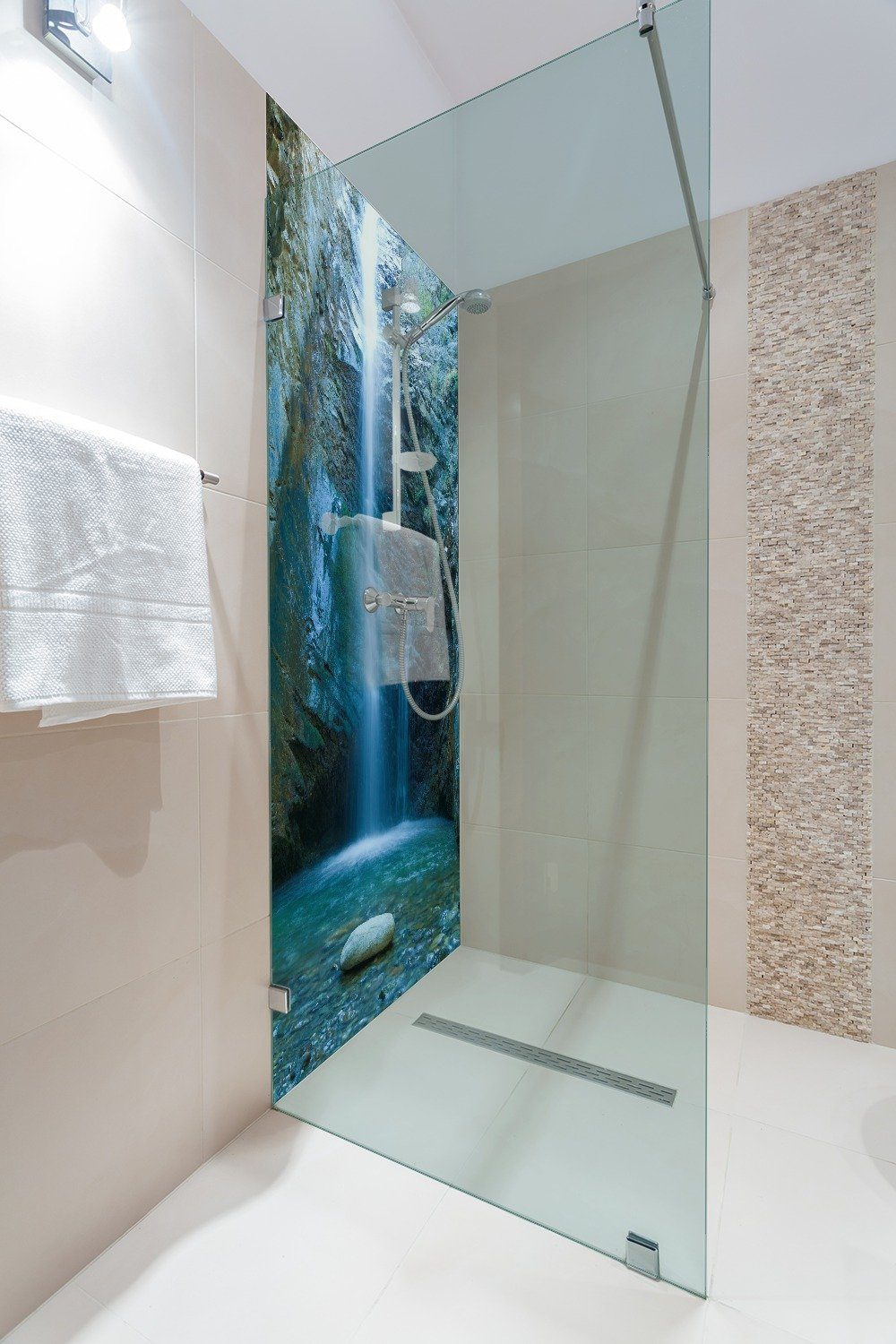 Wallario Duschrückwand Wasserfall bei Sonneneinfall, (1-tlg)