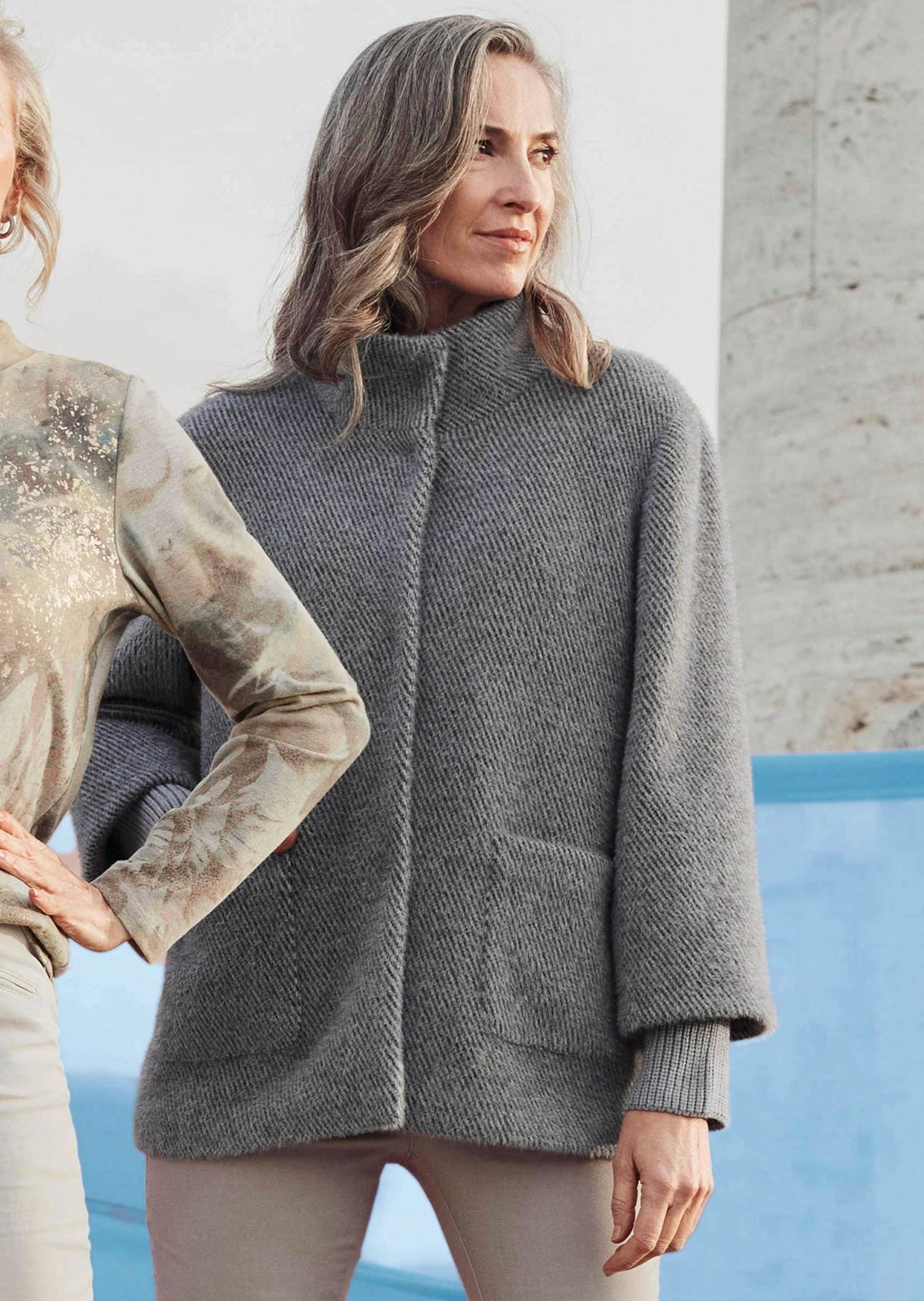 GOLDNER Outdoorjacke Flauschiger Kurzmantel mit Stehkragen Flauschjacke mit aufgesetzten Taschen, Druckknopfleiste und Langarm