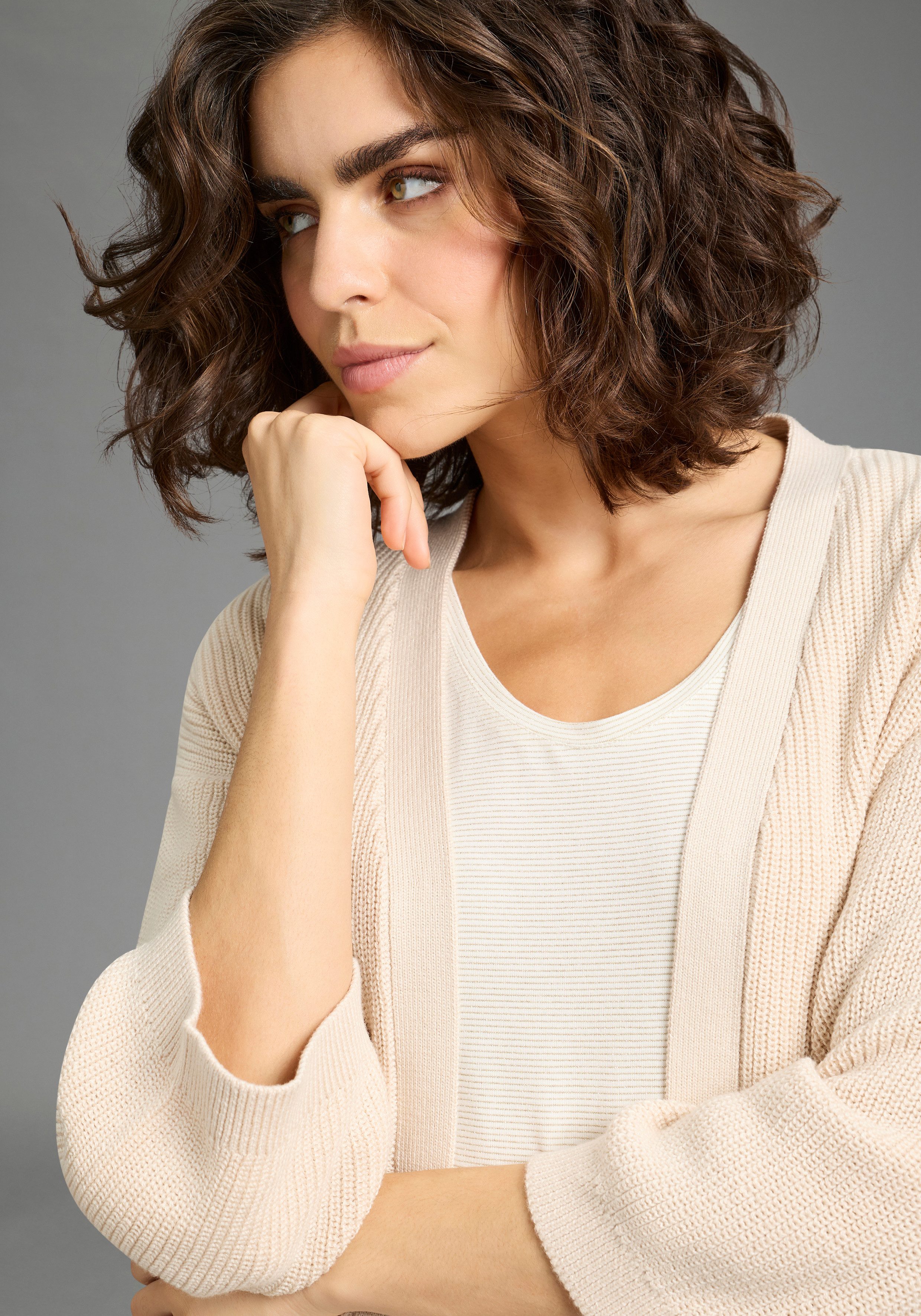 Laura Scott Strickjacke aus luftig-lockerem Sommerstrick mit lässigem Schnitt und 3/4 Ärmel – Bild 2 von 5
