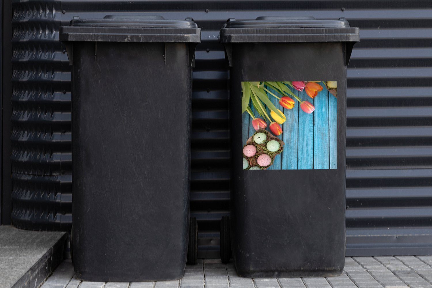 auf MuchoWow Container, zu hölzernen Sticker, Ostern Tulpen bunte Abfalbehälter St), Ostereier Hintergrund einem Mülltonne, und Mülleimer-aufkleber, (1 Wandsticker