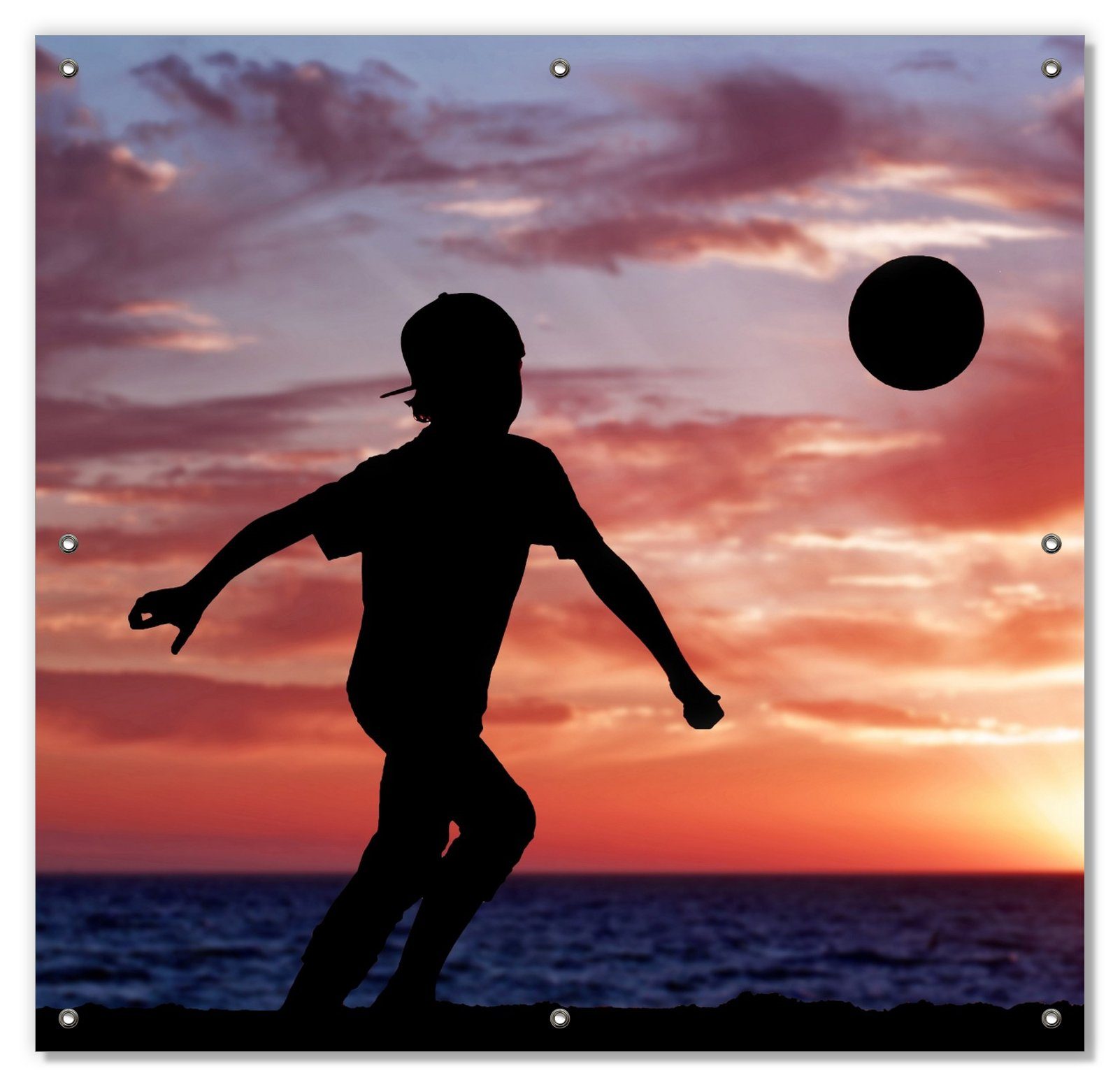Sonnenschutz Fußball - Kleiner Junge spielt im Abendrot, Wallario, blickdicht, mit Saugnäpfen, wiederablösbar und wiederverwendbar